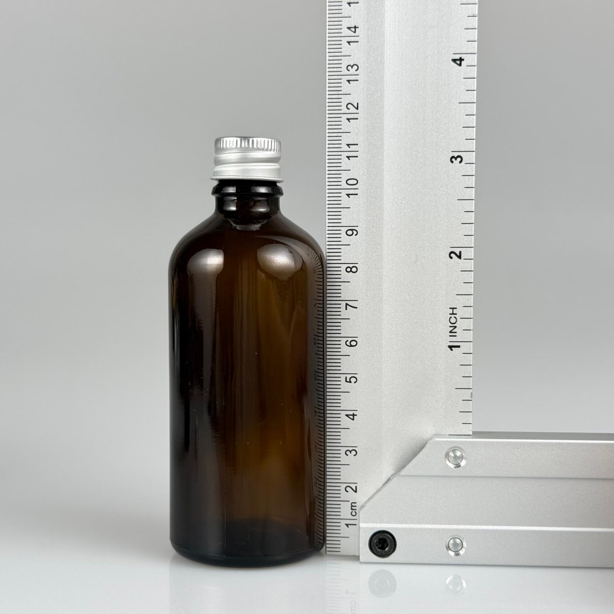 100 CC AMBER CAM ŞİŞE + KÖPÜK CONTALI GÜMÜŞ ALÜMİNYUM METAL KAPAKLI + DAMLALIKLI KOLONYA TIPALI TAKIM - 100 ML KAHVERENGİ CAM ŞİŞE