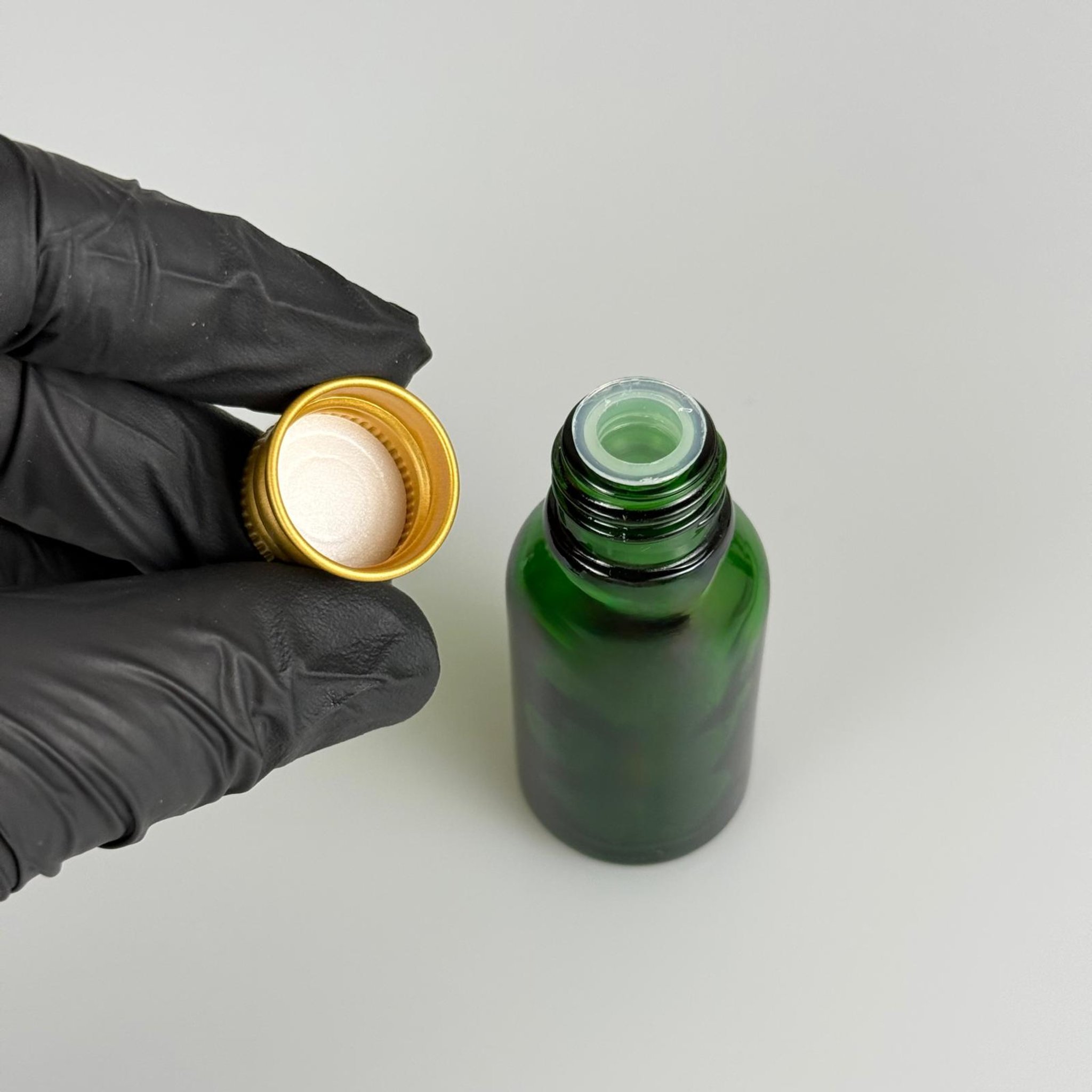 15 CC YEŞİL CAM ŞİŞE + KÖPÜK CONTALI GOLD ALÜMİNYUM METAL KAPAKLI + KÖR TIPALI TAKIM - 15 ML YEŞİL CAM ŞİŞE