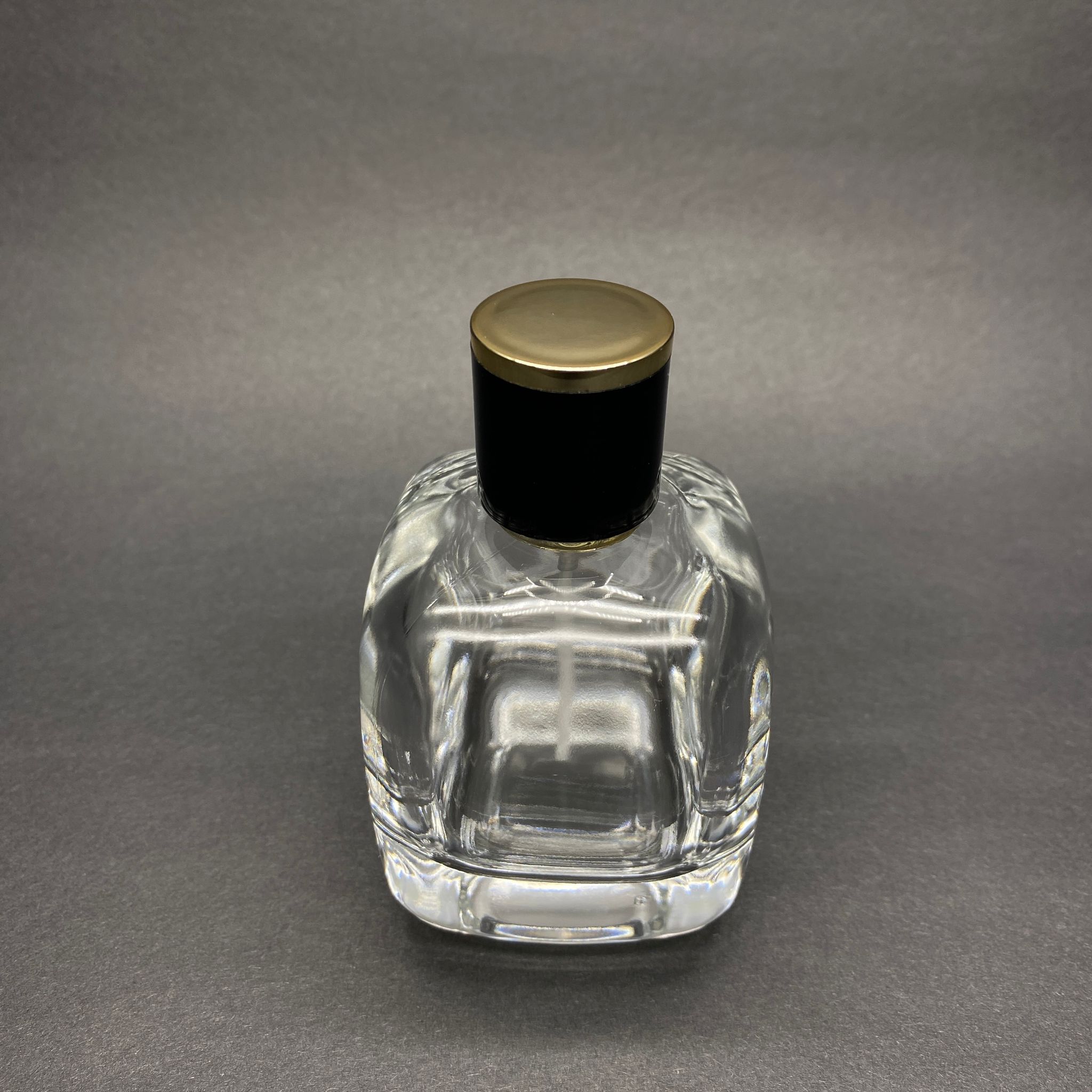 100 ML OVAL KARE MODEL CORE PARFÜM ŞİŞESİ - GÜMÜŞ METAL SPREYLİ + GOLD SİYAH KAPAKLI (AĞIZ 15 MM GEÇME KOLAY KAPAMA)