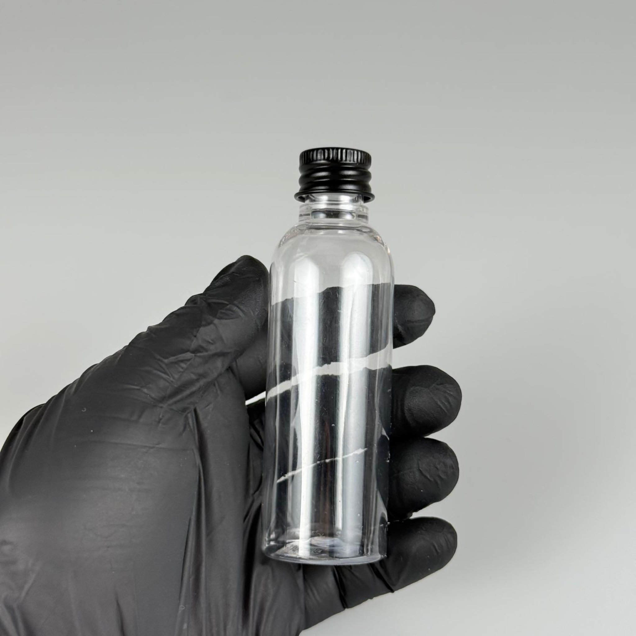 50 CC ŞEFFAF SİLİNDİR UZUN MODEL PET ŞİŞE + KÖPÜK CONTALI SİYAH ALÜMİNYUM METAL KAPAKLI + DAMLALIKLI KOLONYA TIPALI TAKIM - 50 ML PLASTİK ŞİŞE