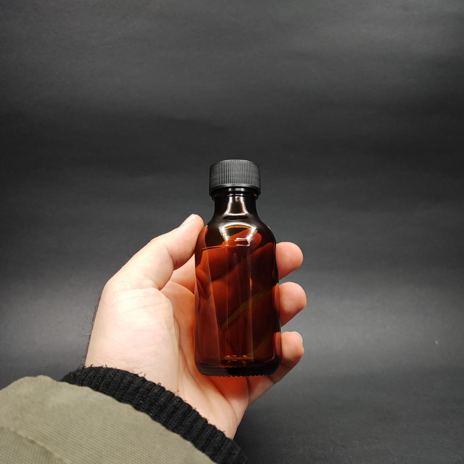 75 ML DOLUMU KOLAY, GENİŞ AĞIZLI İÇTEN DAMLALIKLI ŞİŞE (25 MM AĞIZ) - 75 CC SİYAH CONTALI KAPAKLI İÇTEN DAMLALIKLI CAM ECZA ŞİŞESİ - AMBER KAHVERENGİ