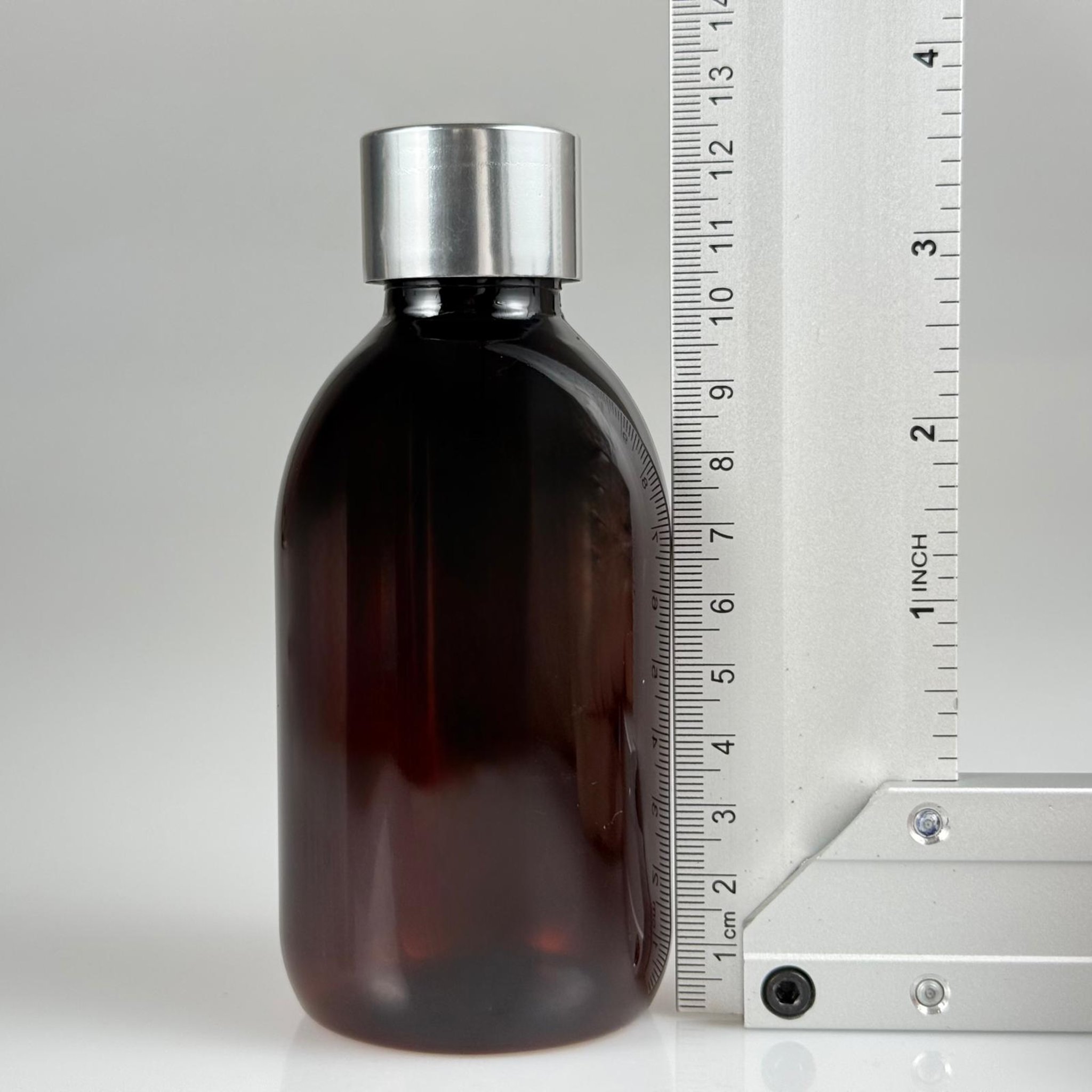 200 CC AMBER PET ECZA ŞİŞESİ + ALÜMİNYUM KAPLAMALI GÜMÜŞ KAPAKLI TAKIM  - 200 ML KAHVERENGİ PLASTİK ŞURUP ŞİŞESİ (21 GR)