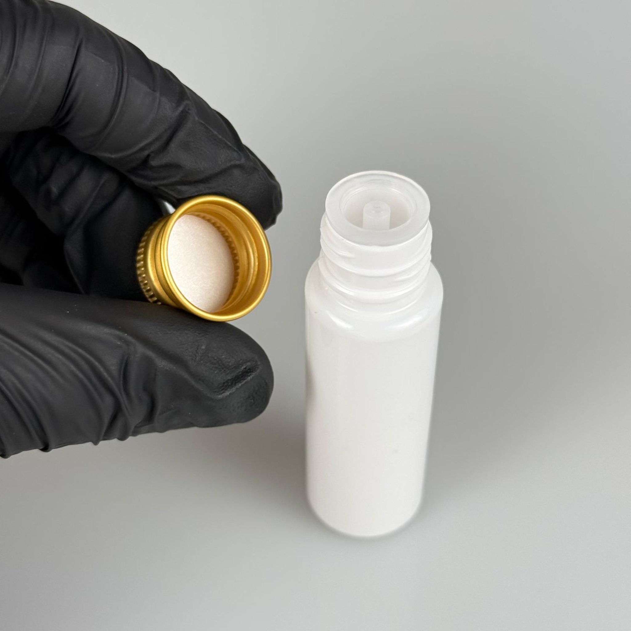 20 CC BEYAZ PET SHOT ŞİŞE - KÖPÜK CONTALI GOLD ALÜMİNYUM METAL KAPAKLI + DAMLALIKLI KOLONYA TIPALI TAKIM - 20 ML PLASTİK ŞİŞE