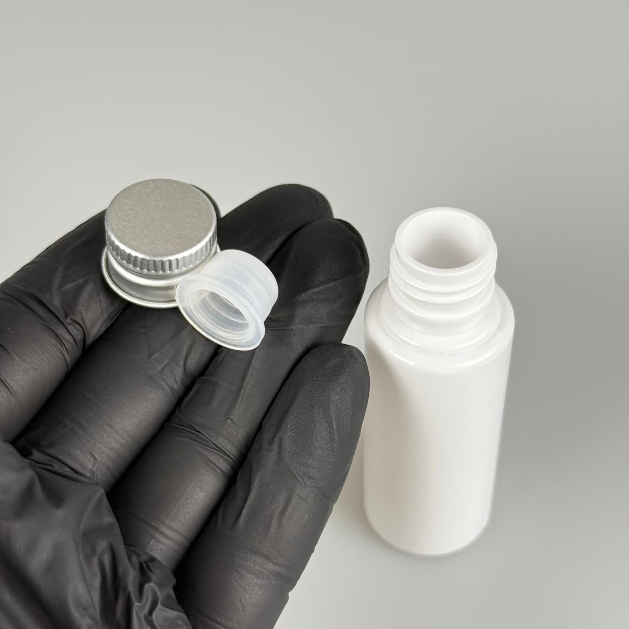 30 CC BEYAZ PET SHOT ŞİŞE - KÖPÜK CONTALI GÜMÜŞ ALÜMİNYUM METAL KAPAKLI + KÖR TIPALI TAKIM - 30 ML PLASTİK ŞİŞE