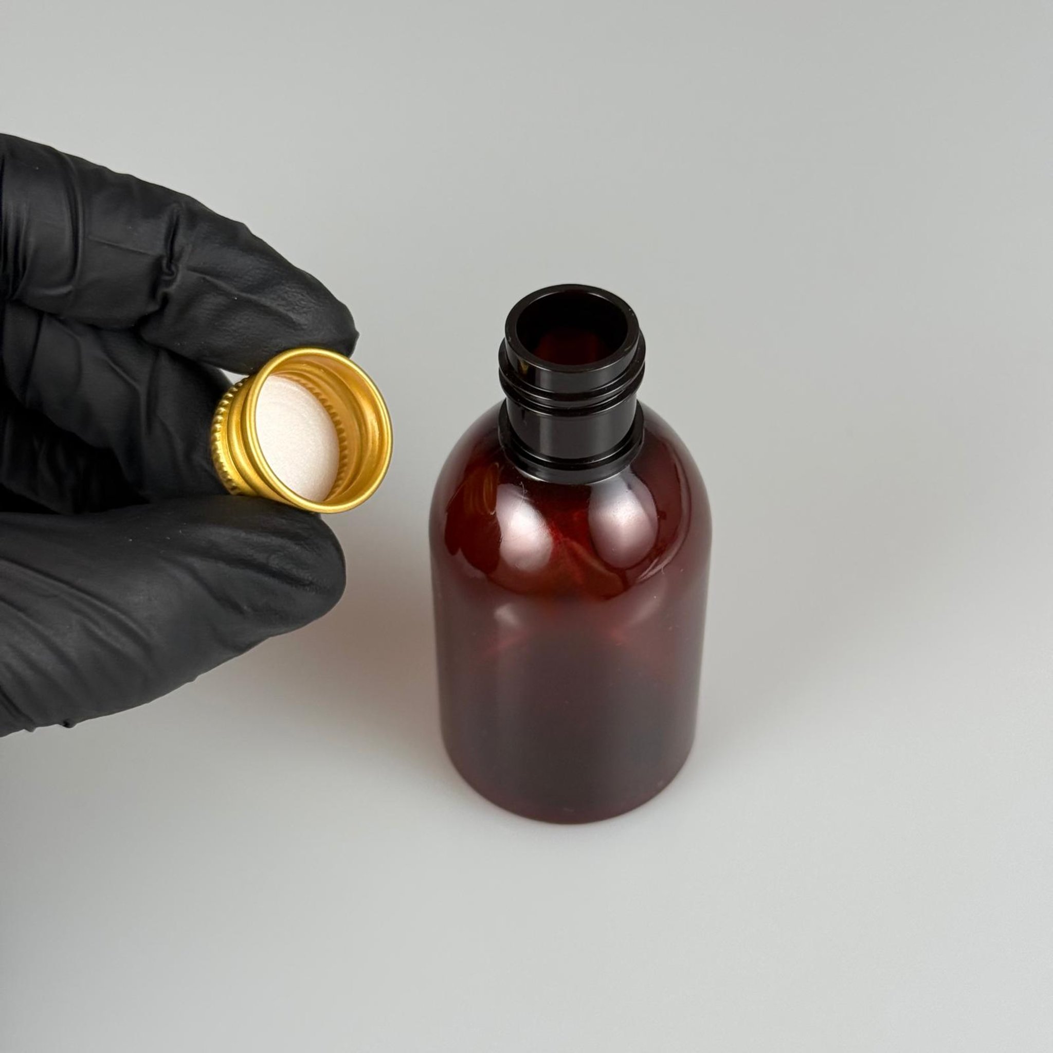 50  CC AMBER PET ŞİŞE + KÖPÜK CONTALI GOLD ALÜMİNYUM METAL KAPAKLI TAKIM - 50 ML KAHVERENGİ PLASTİK ŞİŞE
