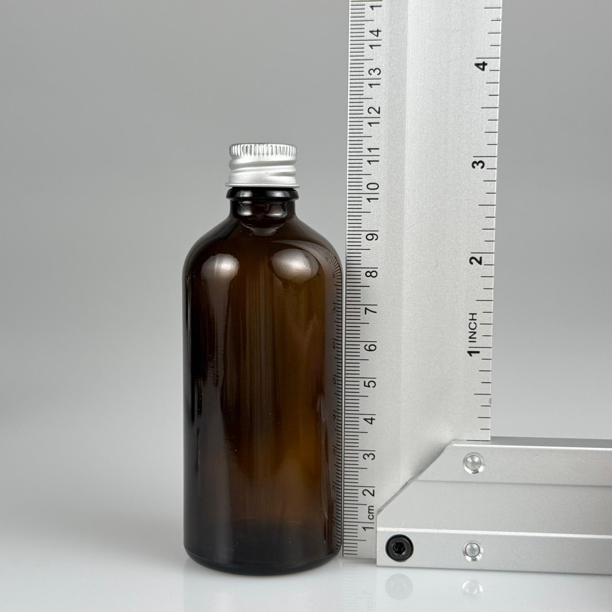 100 CC AMBER CAM ŞİŞE + KÖPÜK CONTALI GÜMÜŞ ALÜMİNYUM METAL KAPAKLI TAKIM - 100 ML KAHVERENGİ CAM ŞİŞE