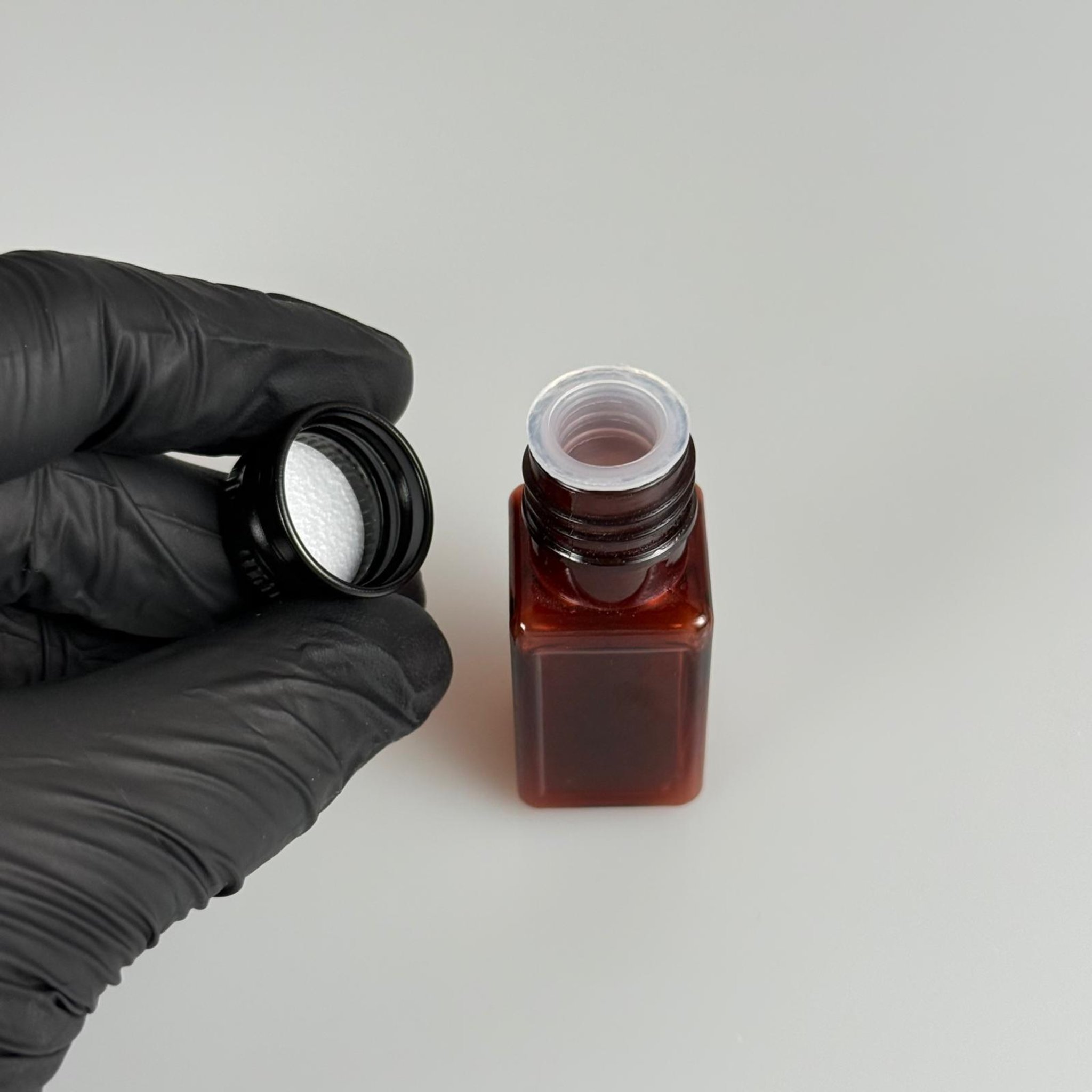 10 CC AMBER KARE PET SHOT ŞİŞE - KÖPÜK CONTALI SİYAH ALÜMİNYUM METAL KAPAKLI + KÖR TIPALI TAKIM - 10 ML KAHVERENGİ PLASTİK ŞİŞE