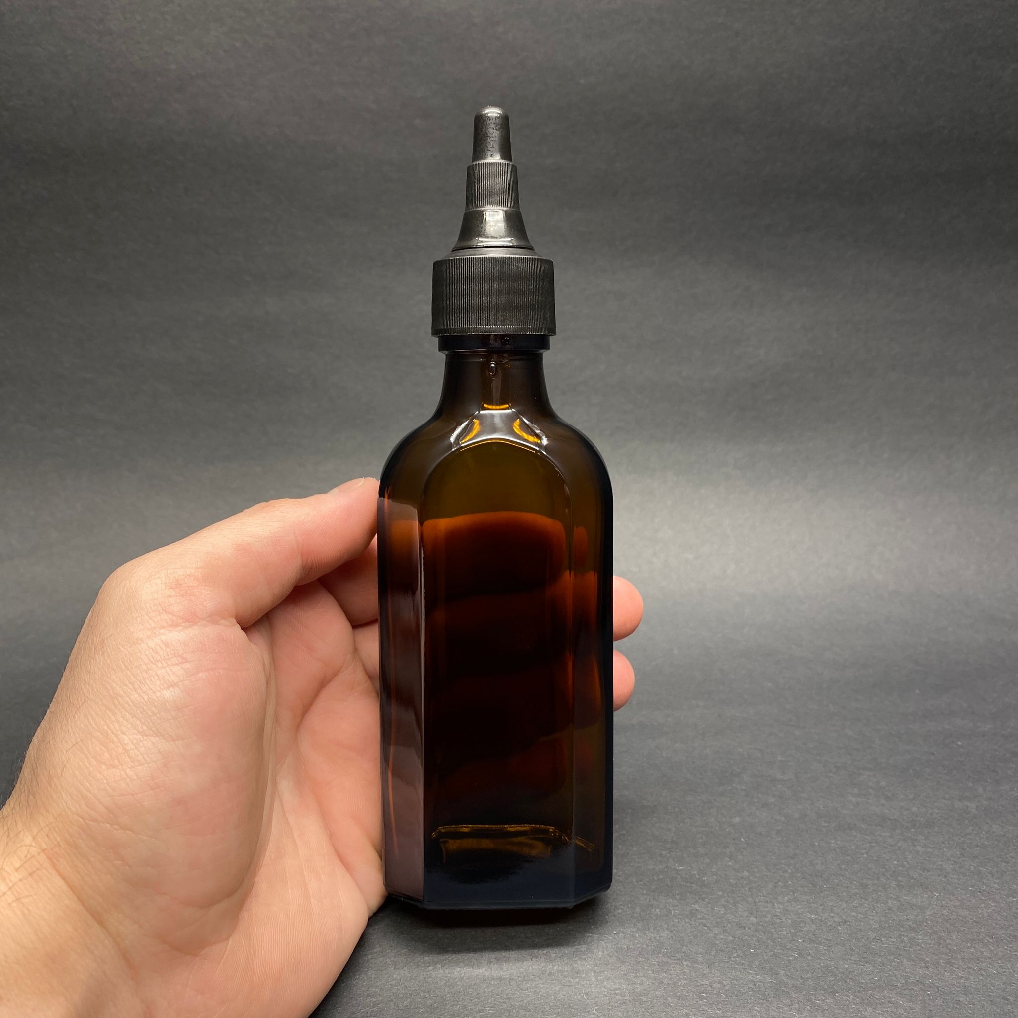 100 CC AMBER YASSI CAM ŞİŞE - SİYAH ASANSÖR AKITICILI KAPAKLI - 100 ML KAHVERENGİ YASSI MODEL CAM ŞİŞE