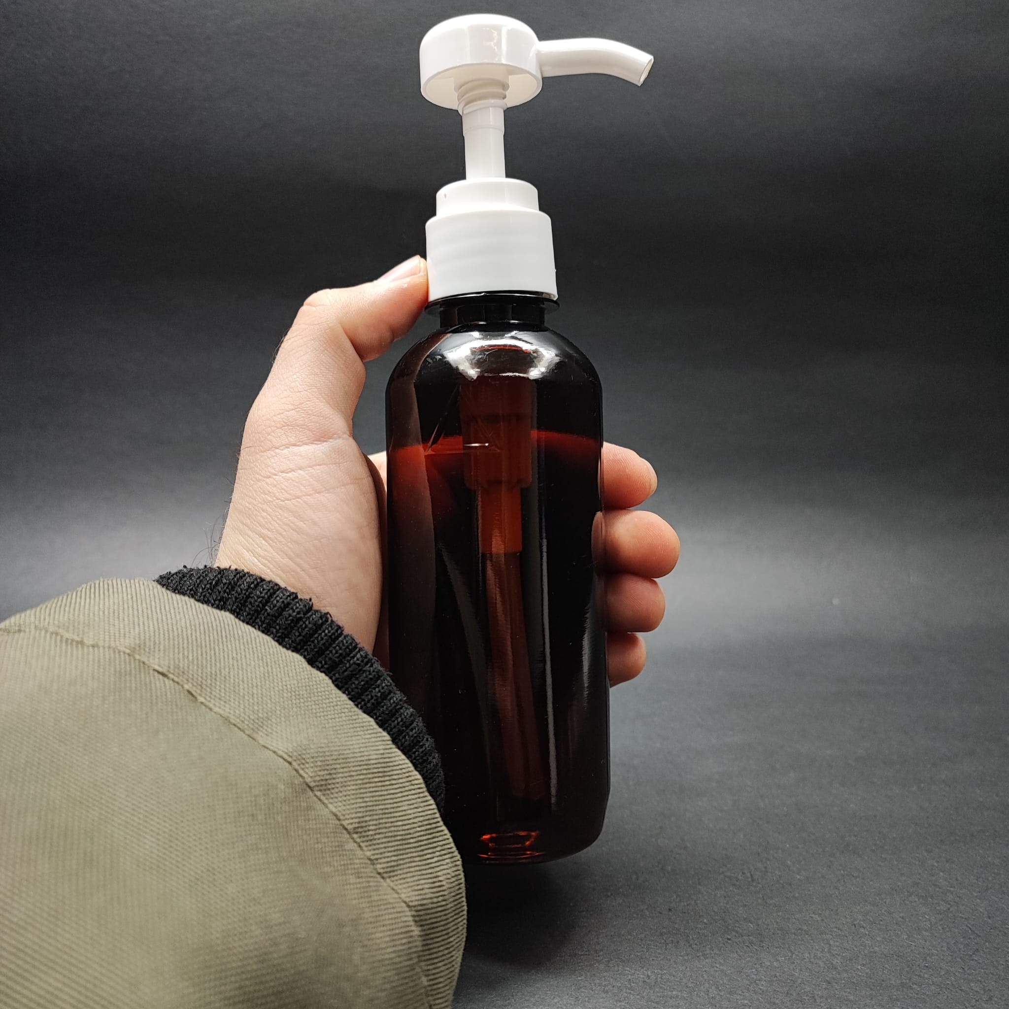 250 CC AMBER PET ŞİŞE - BEYAZ DOZAJ POMPALI (HER BASMADA 4 CC SIVI ATAR)  - 250 ML POMPALI ŞİŞE - ŞURUP, ŞAMPUAN, KREM GİBİ YOĞUN KIVAMLI SIVILARDA KULLANILIR