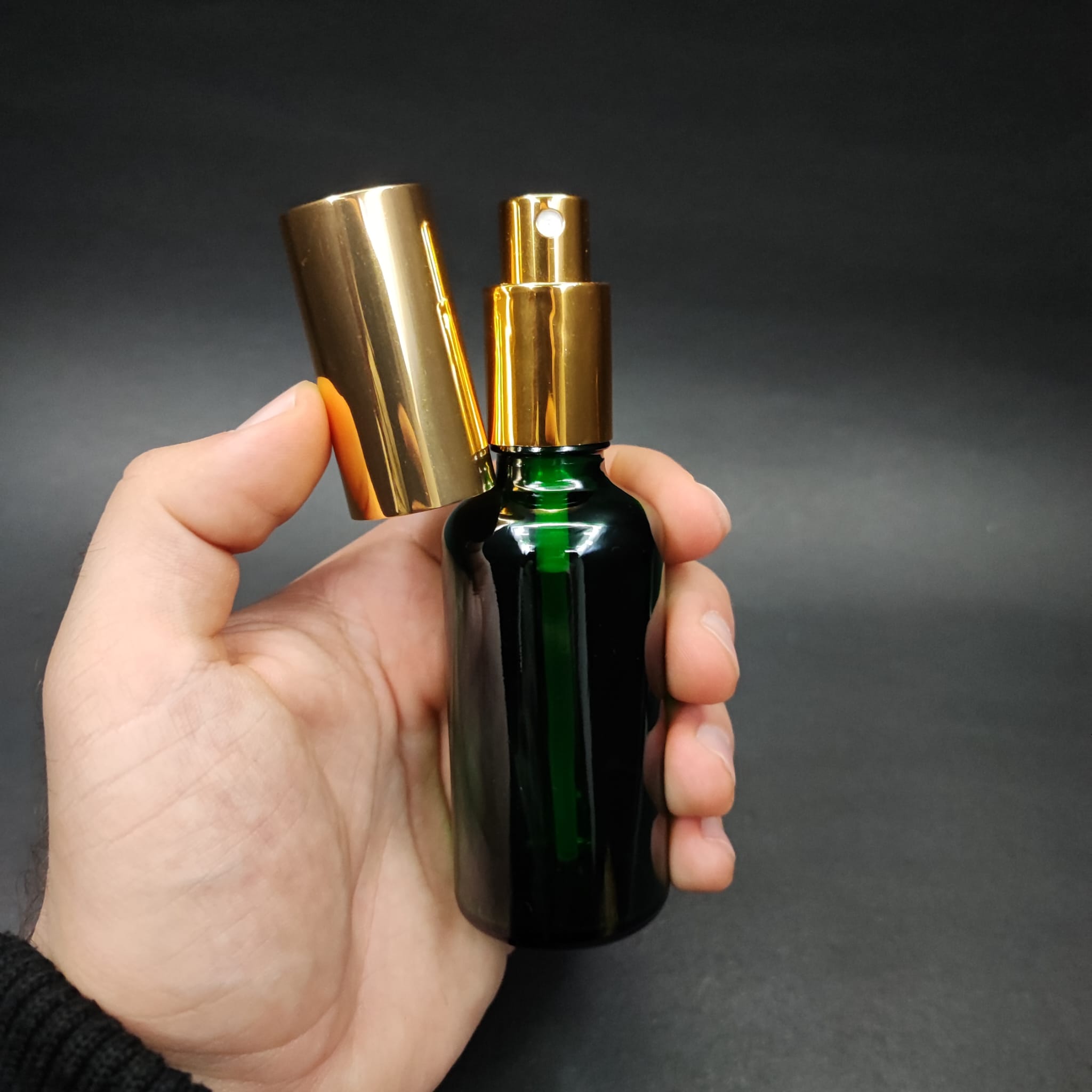 50 ML LÜKS VİDALI VALF ÇEVİRME PARFÜM ŞİŞELERİ - 50 CC YEŞİL CAM ŞİŞE - GOLD METAL SPREYLİ KAPAKLI SET
