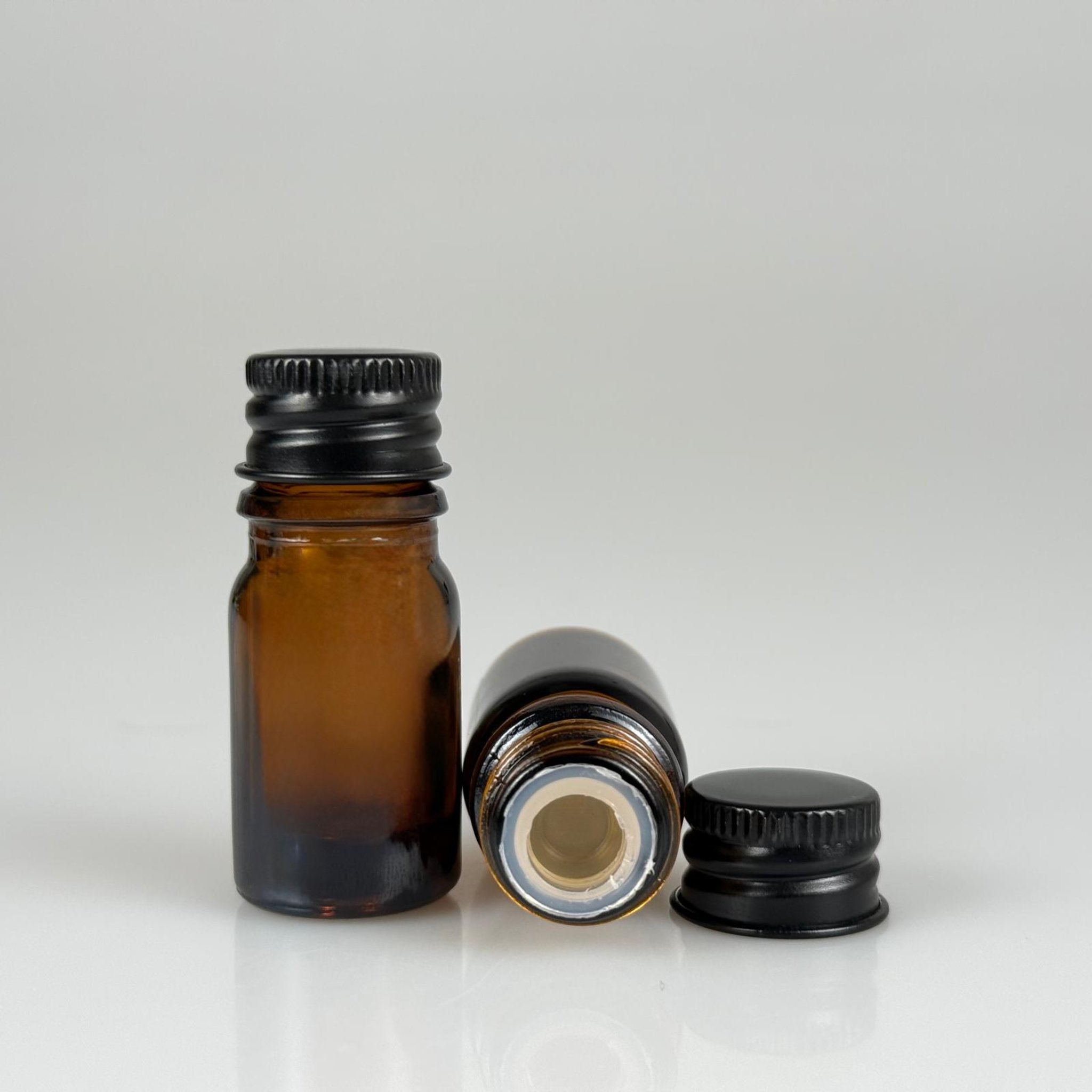 5 CC AMBER CAM ŞİŞE + KÖPÜK CONTALI SİYAH ALÜMİNYUM METAL KAPAKLI + KÖR TIPALI TAKIM - 5 ML KAHVERENGİCAM ŞİŞE