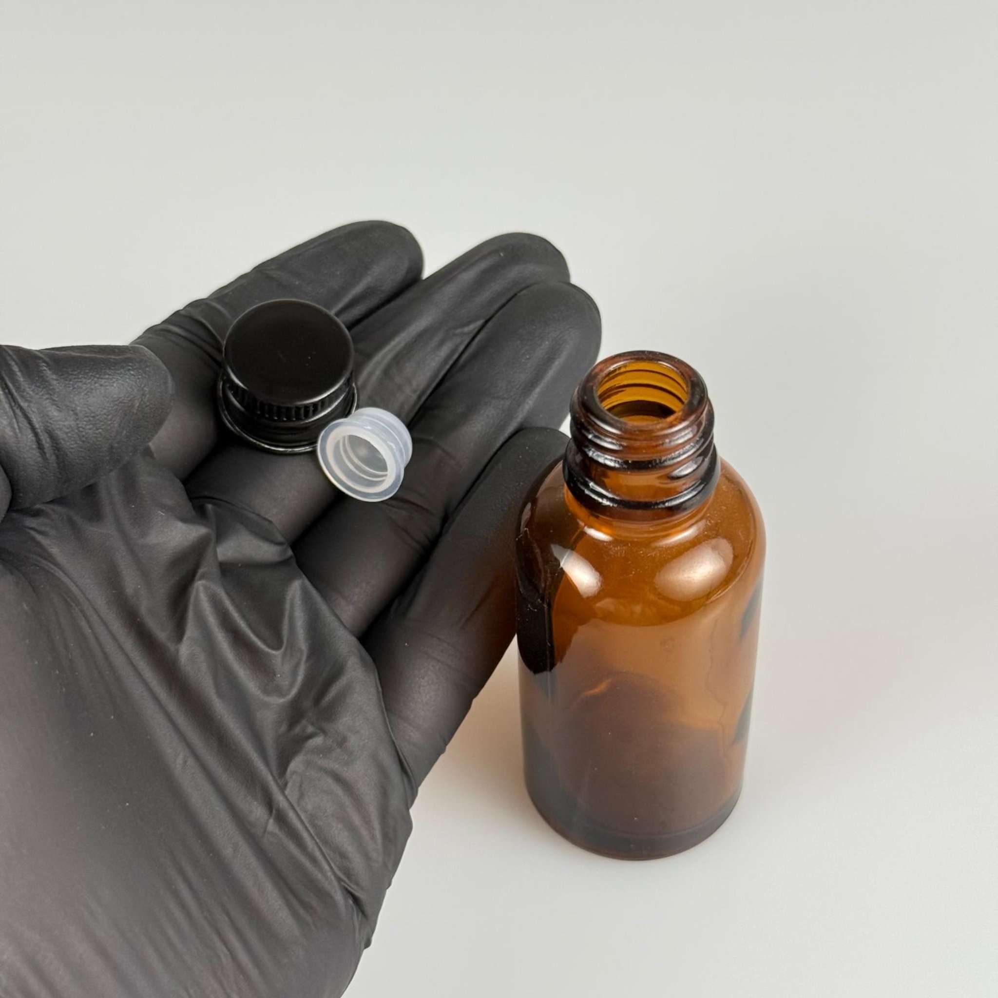 30 CC AMBER CAM ŞİŞE + KÖPÜK CONTALI SİYAH ALÜMİNYUM METAL KAPAKLI + KÖR TIPALI TAKIM - 30 ML KAHVERENGİ CAM ŞİŞE