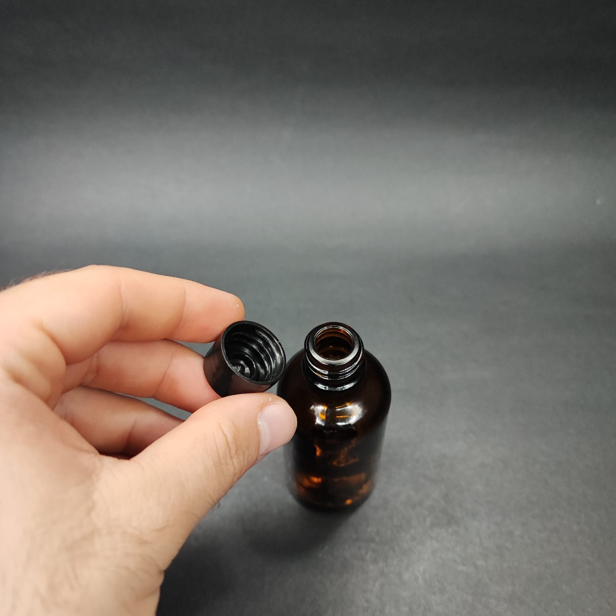 50 CC AMBER CAM ŞİŞE + KENDİNDEN CONTALI SIZDIRMAZ SİYAH KAPAK - 50 ML KAPAKLI KAHVERENGİ CAM ŞİŞE