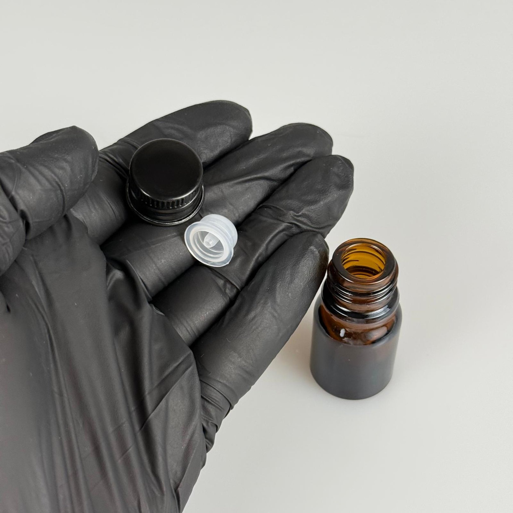 3 CC AMBER CAM ŞİŞE + KÖPÜK CONTALI SİYAH ALÜMİNYUM METAL KAPAKLI + KOLONYA TIPALI TAKIM - 3 ML KAHVERENGİ CAM ŞİŞE