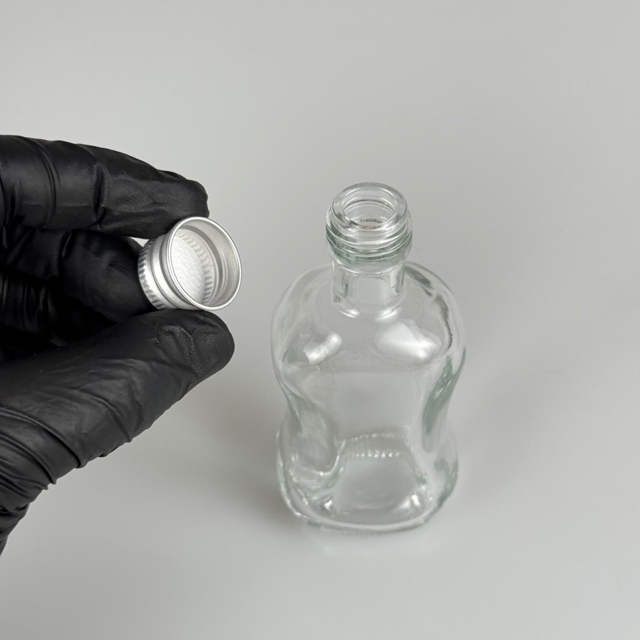 50 CC BOĞAZLI İNCE BELLİ CAM ŞİŞE + GÜMÜŞ ALÜMİNYUM METAL KAPAKLI TAKIM - 50 ML PRESTİJLİ ŞİŞE