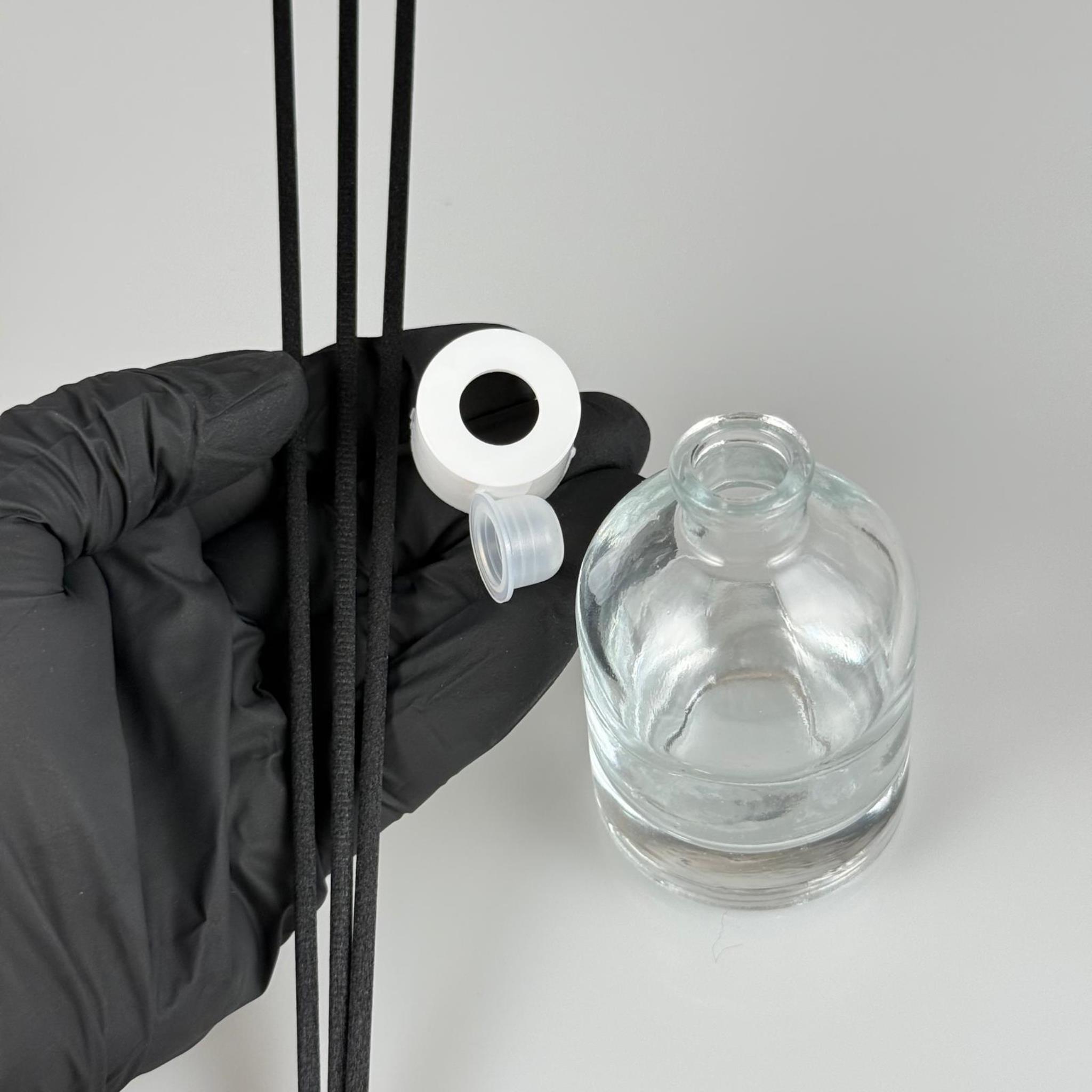 50 CC KALIN DİPLİ TOMBUL CAM ŞİŞE - 20 MM GEÇME AĞIZ + BEYAZ DİFFURSER ODA KOKUSU DELİKLİ KAPAK + TIPA + 3 ADET SİYAH FİBER (24 CM) ÇUBUK TAKIM