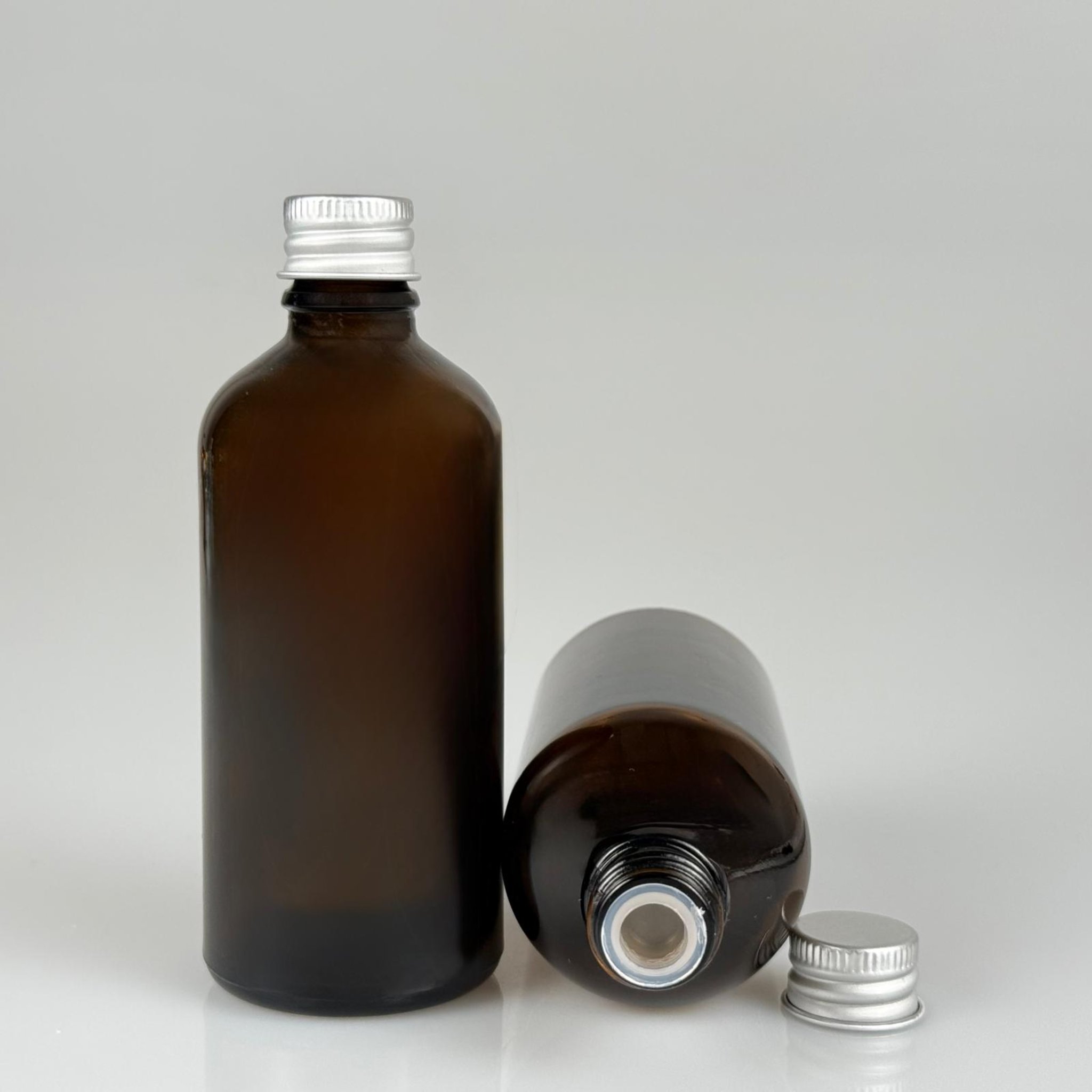 100 CC AMBER CAM ŞİŞE + KÖPÜK CONTALI GÜMÜŞ ALÜMİNYUM METAL KAPAKLI + KÖR TIPALI TAKIM - 100 ML KAHVERENGİ CAM ŞİŞE