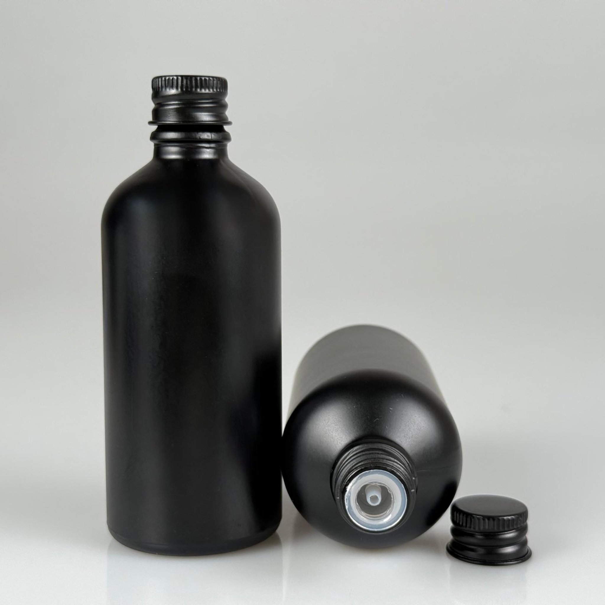 100 CC MAT SİYAH CAM ŞİŞE + KÖPÜK CONTALI SİYAH ALÜMİNYUM METAL KAPAKLI + DAMLALIKLI KOLONYA TIPALI TAKIM - 100 ML MAT SİYAH CAM ŞİŞE