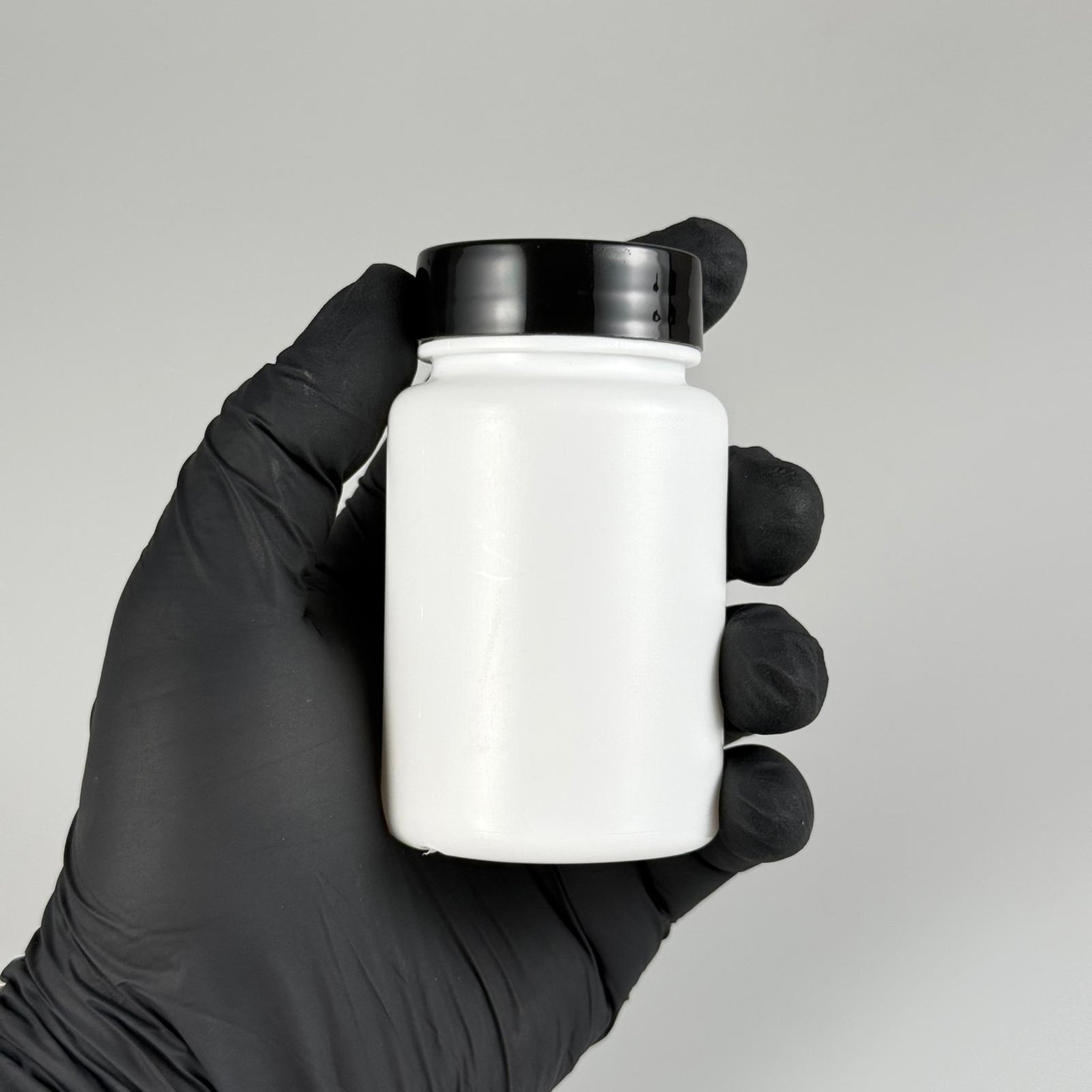 100 CC BEYAZ SERT POLİETİLEN ŞİŞE + SİYAH PLASTİK KAPAKLI - 100 ML POLİETİLEN ŞİŞE