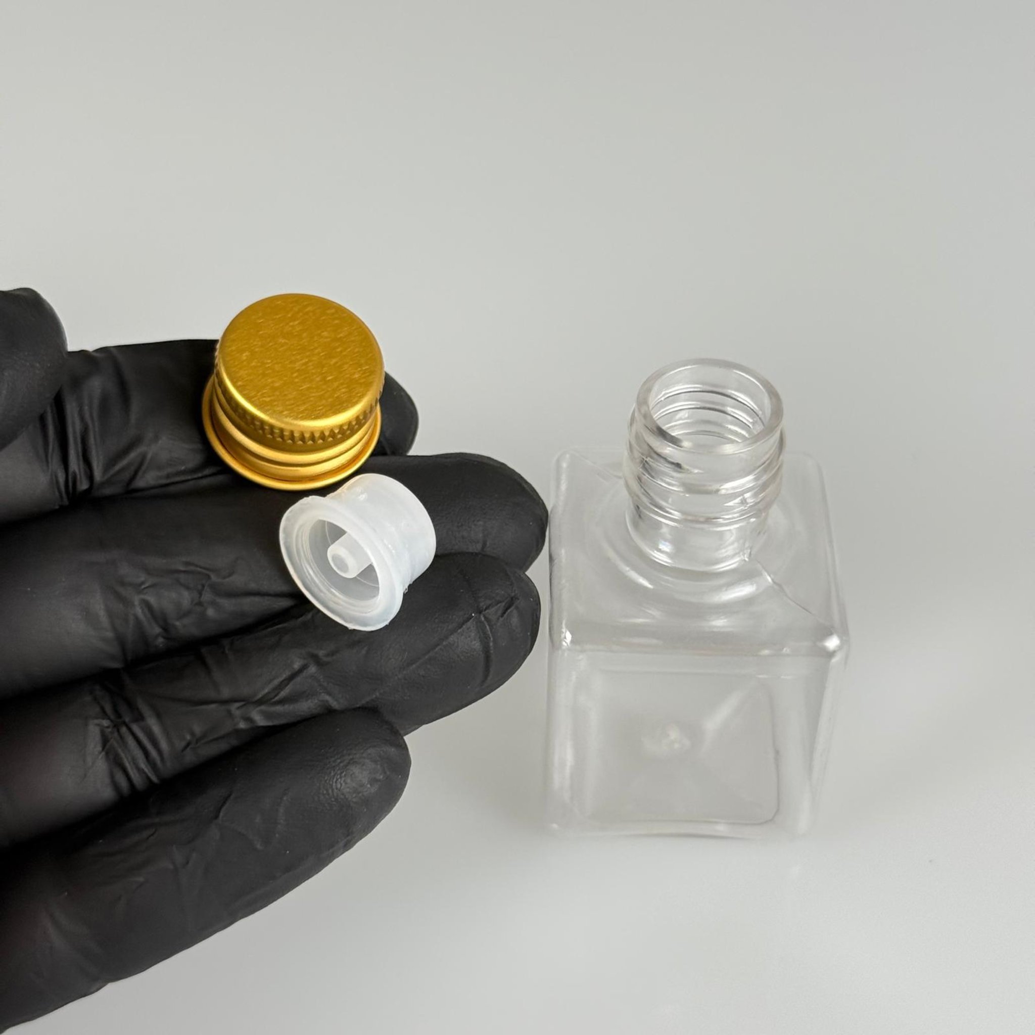 35 CC ŞEFFAF KARE PET ŞİŞE - KÖPÜK CONTALI GOLD ALÜMİNYUM METAL KAPAKLI + DAMLALIKLI KOLONYA TIPALI TAKIM - 35 ML ŞEFFAF KARE PET ŞİŞE