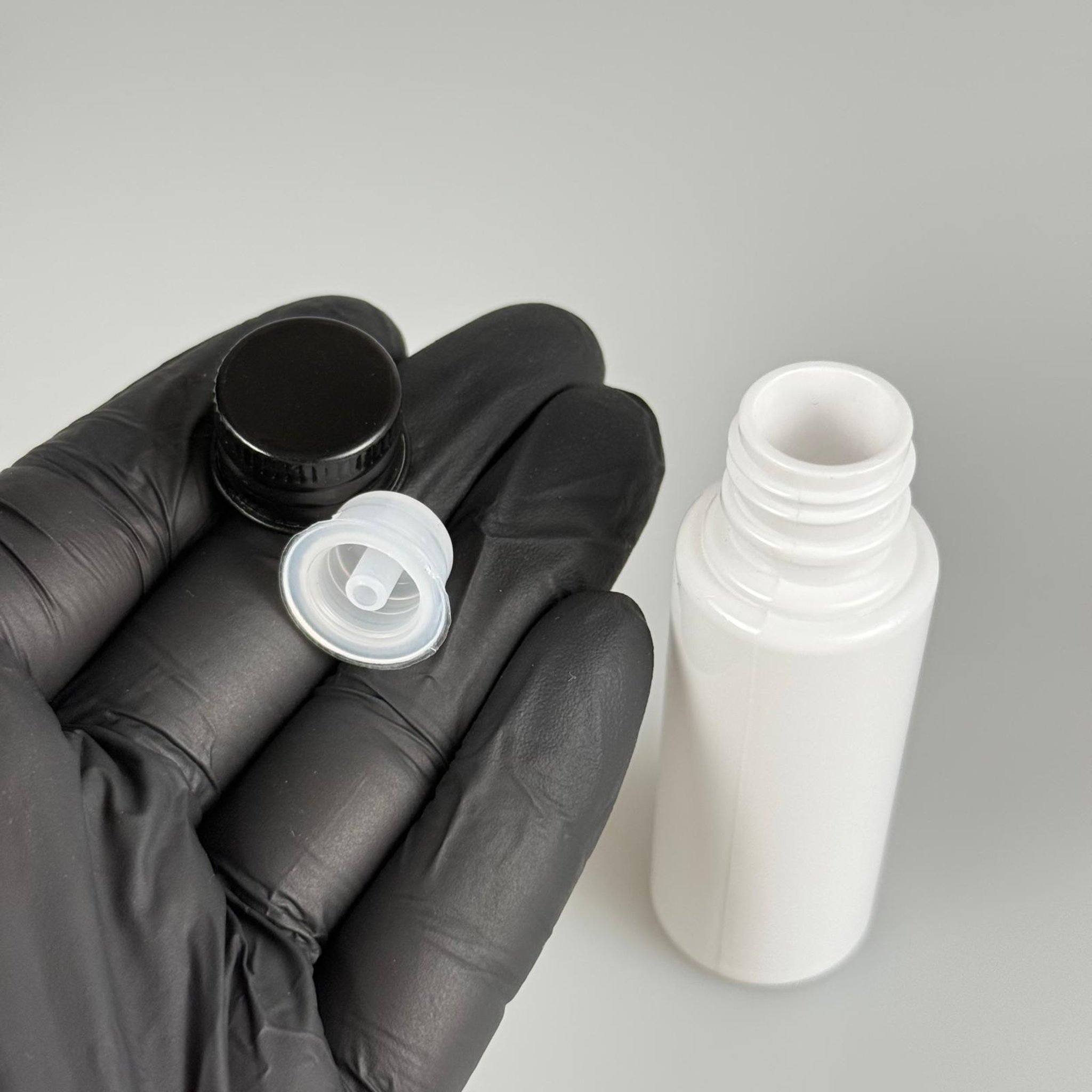 30 CC BEYAZ PET SHOT ŞİŞE - KÖPÜK CONTALI SİYAH ALÜMİNYUM METAL KAPAKLI + DAMLALIKLI KOLONYA TIPALI TAKIM - 30 ML PLASTİK ŞİŞE