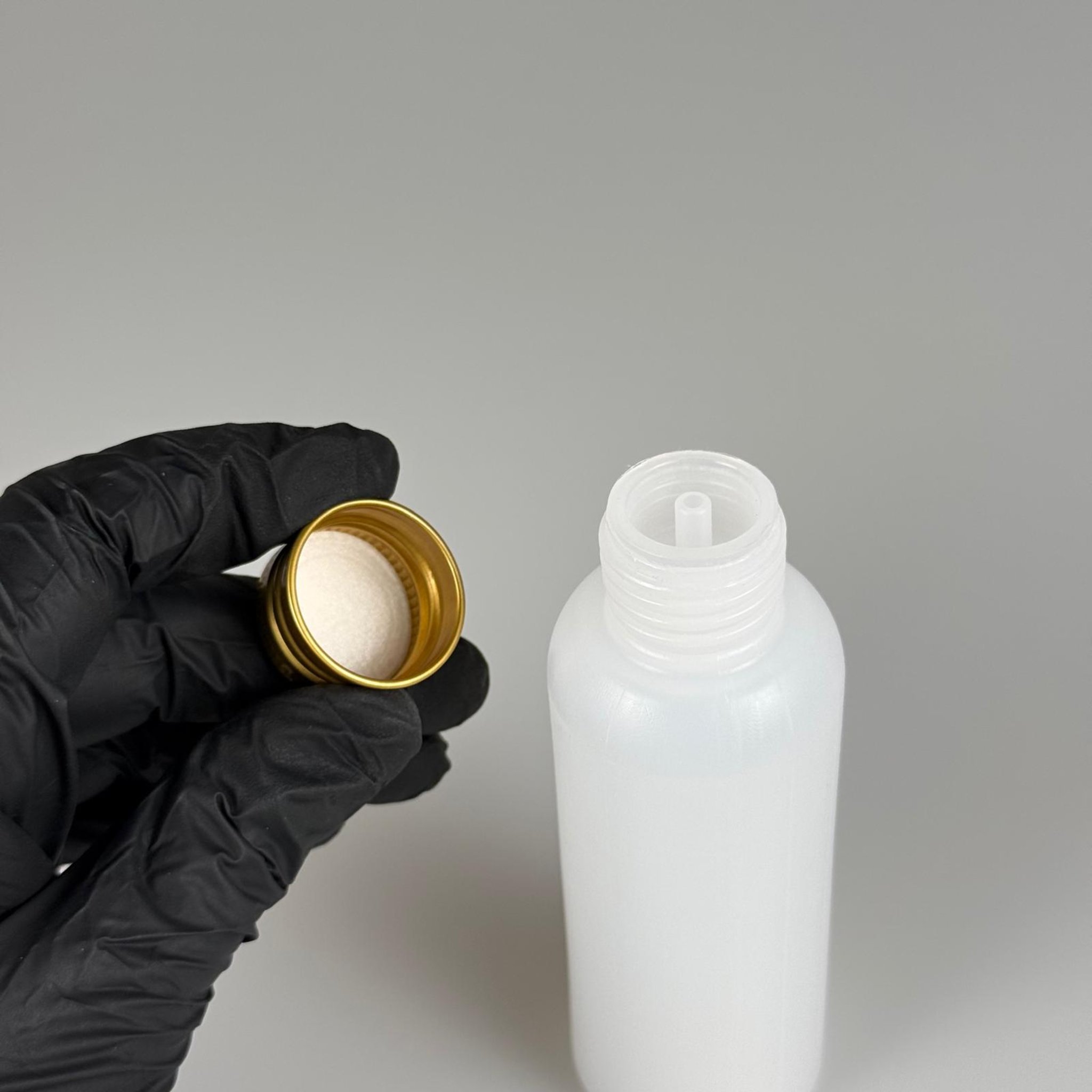 100 CC NATÜREL SERT POLİETİLEN ASETON ŞİŞESİ ( 24 MM ) + KÖPÜK CONTALI GOLD METAL ALÜMİNYUM KAPAKLI + KOLONYA TIPALI TAKIM - 100 ML KAPAKLI PLASTİK ASETON ŞİŞELERİ