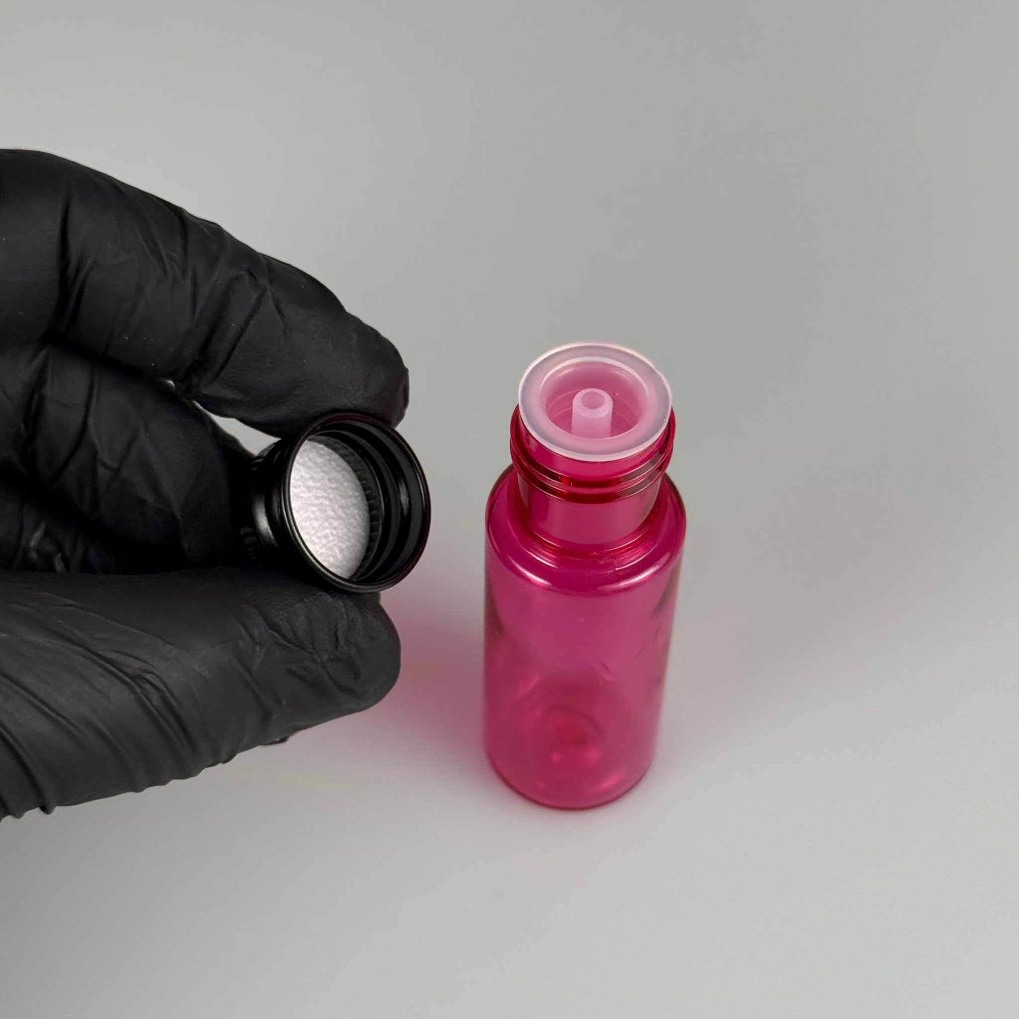 15 CC SİLİNDİR PEMBE PET ŞİŞE + KÖPÜK CONTALI SİYAH ALÜMİNYUM METAL KAPAKLI + DAMLALIKLI KOLONYA TIPALI TAKIML - 15 ML PEMBE PET ŞİŞE