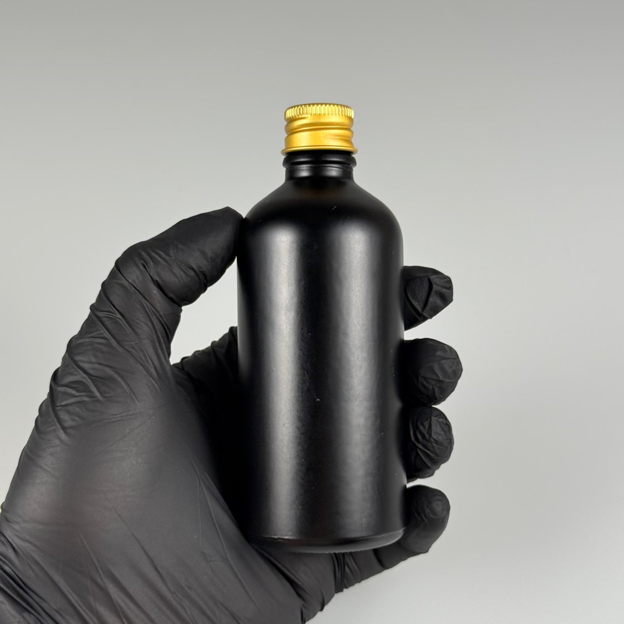 100 CC MAT SİYAH CAM ŞİŞE + KÖPÜK CONTALI GOLD ALÜMİNYUM METAL KAPAKLI + DAMLALIKLI KOLONYA TIPALI TAKIM - 100 ML MAT SİYAH CAM ŞİŞE