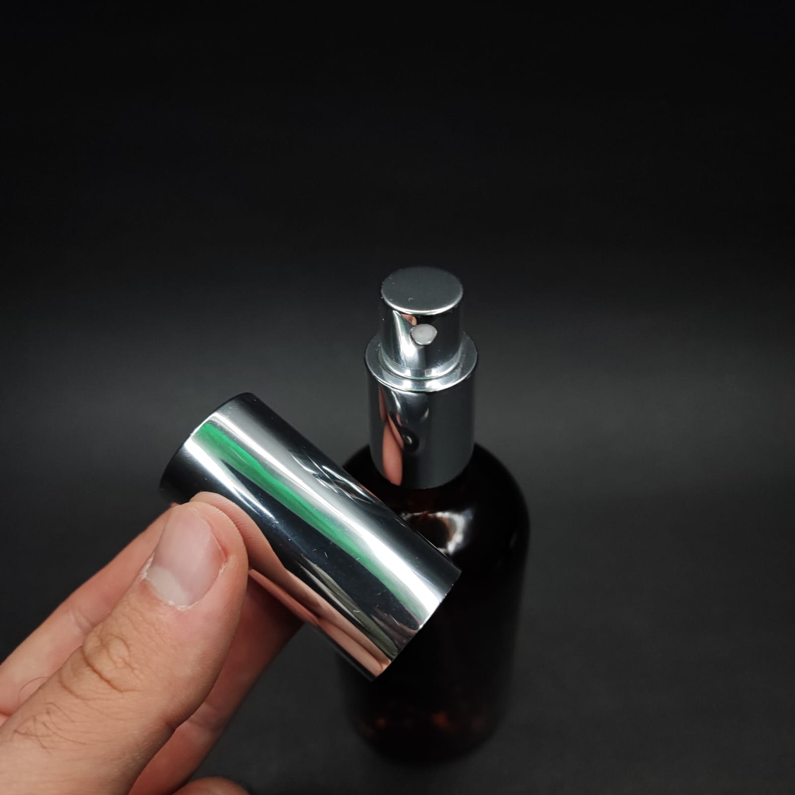 100 ML LÜKS VİDALI VALF ÇEVİRME PARFÜM ŞİŞELERİ - 100 CC AMBER CAM ŞİŞE - GÜMÜŞ METAL SPREYLİ KAPAKLI SET