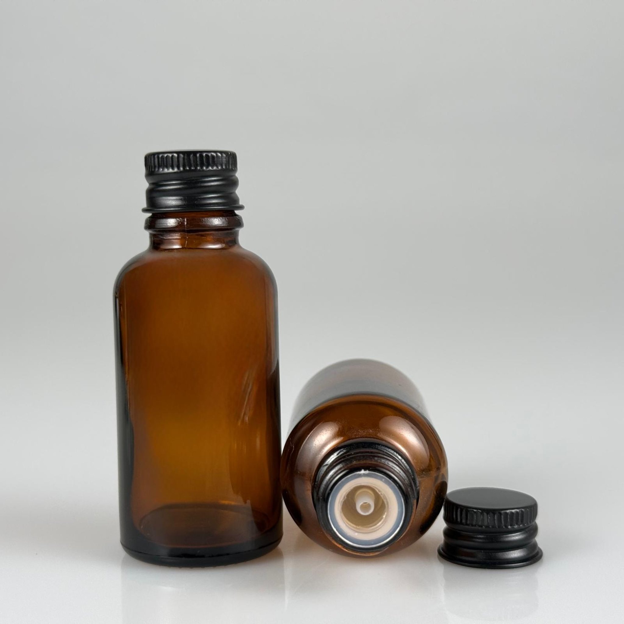 30 CC AMBER CAM ŞİŞE + KÖPÜK CONTALI SİYAH ALÜMİNYUM METAL KAPAKLI + DAMLALIKLI KOLONYA TIPALI TAKIM - 30 ML KAHVERENGİ CAM ŞİŞE