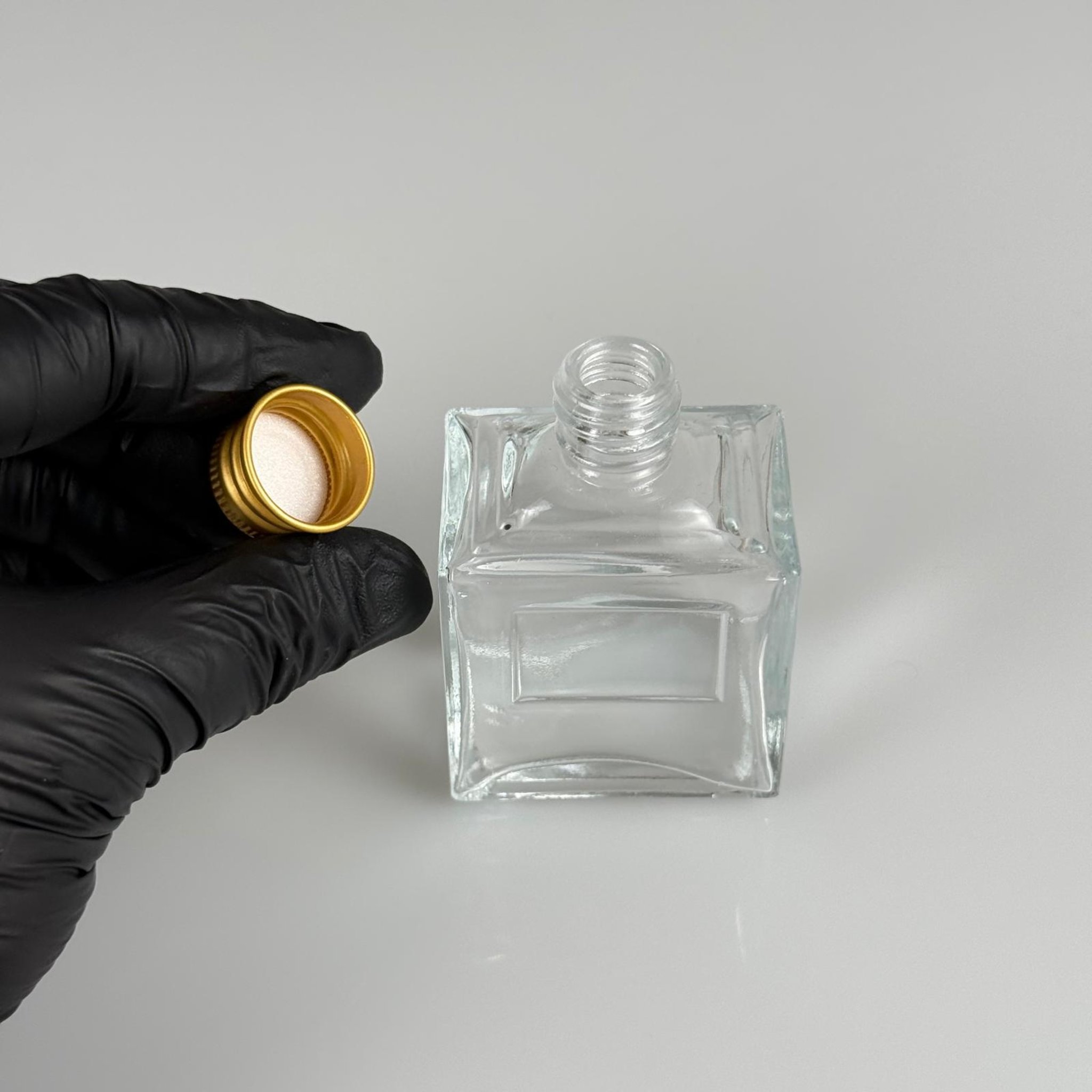 50 CC KÖŞELİ PRİZMA CAM ŞİŞE + GOLD ALÜMİNYUM METAL KAPAKLI TAKIM - 50 ML PRESTİJLİ ŞİŞE