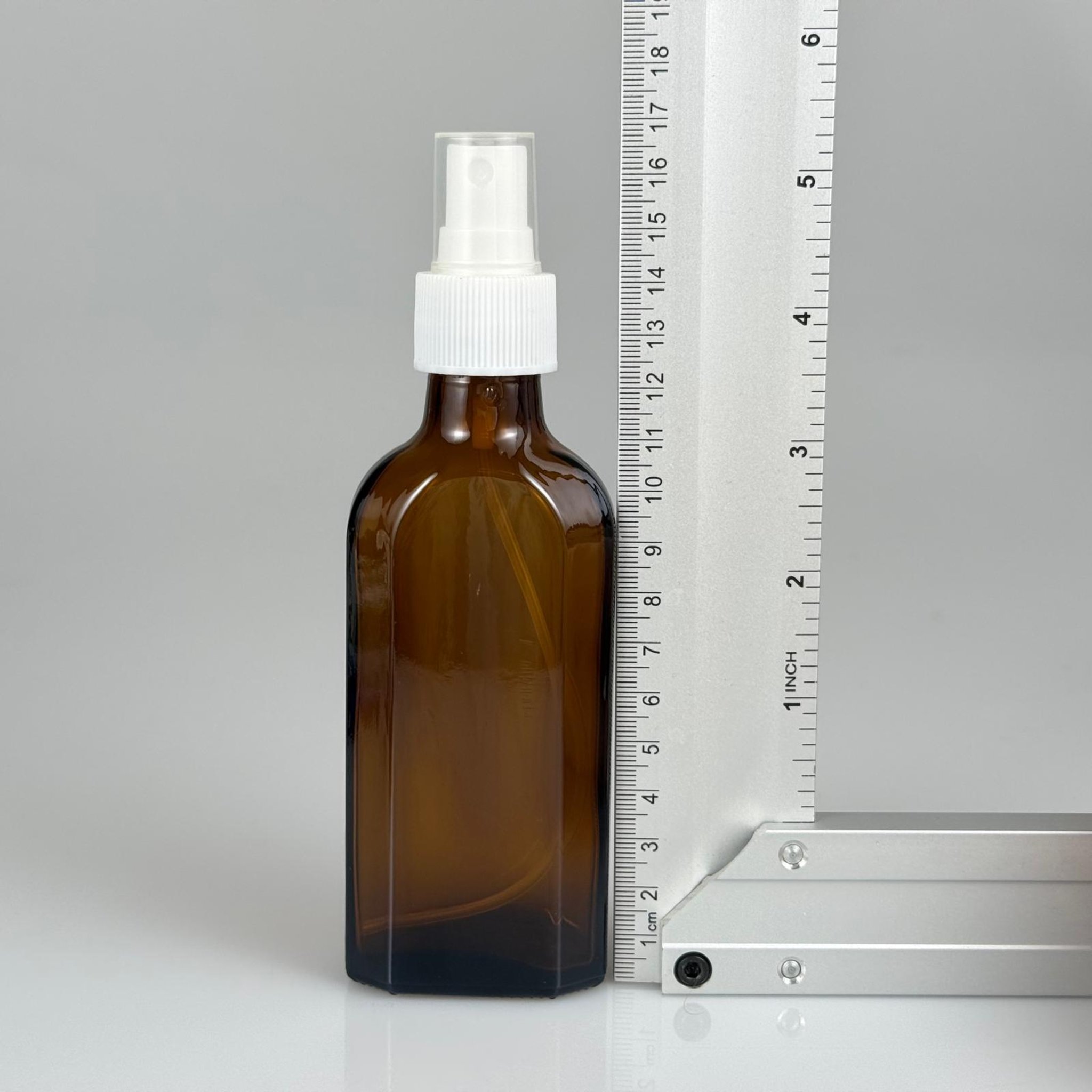 100 ML YASSI AMBER SPREYLİ CAM ŞİŞE - 100 CC YASSI KAHVERENGİ CAM ŞİŞE + 25 MM BEYAZ SPREY FISFIS TAKIM