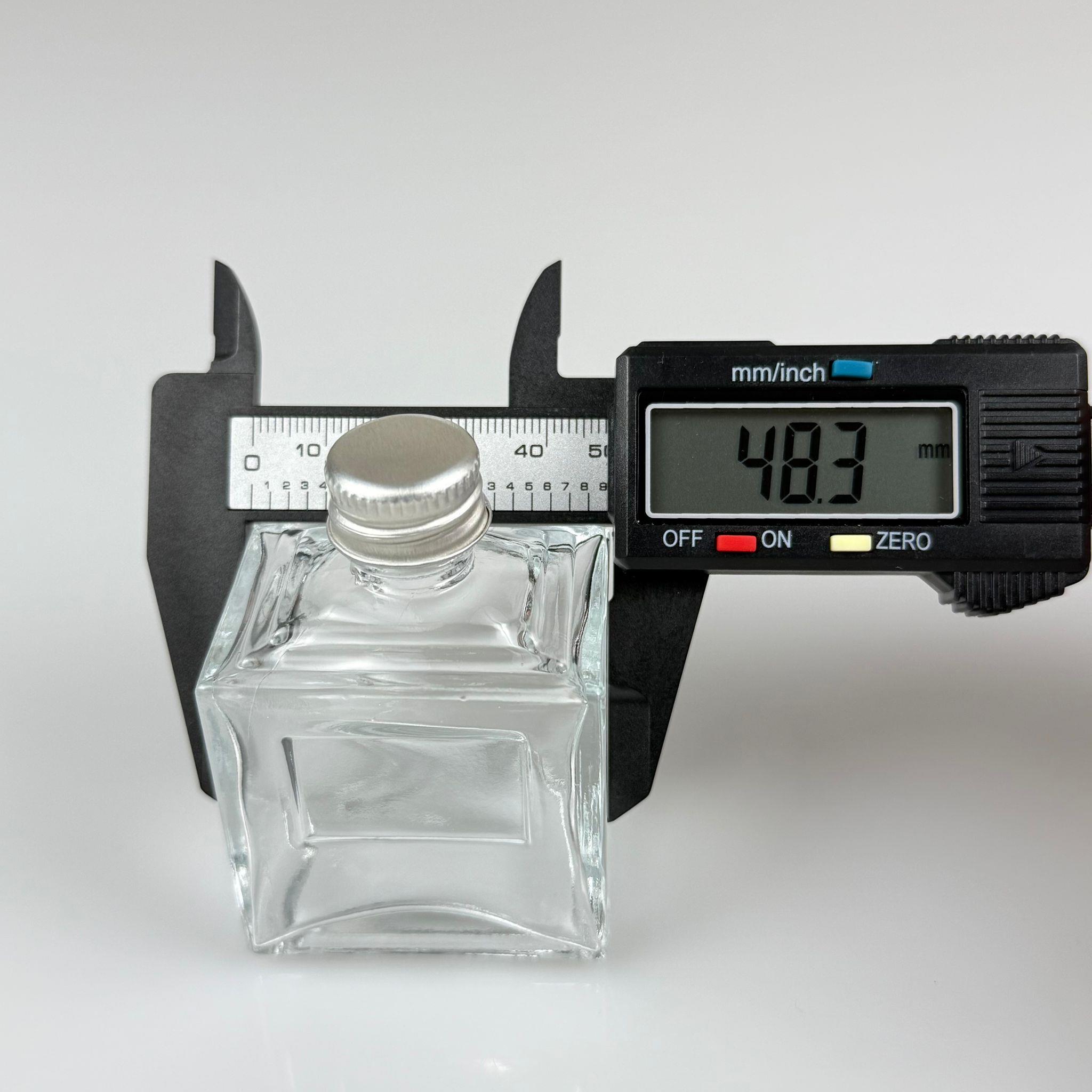 50 CC KÖŞELİ PRİZMA CAM ŞİŞE - GÜMÜŞ METAL KAPAKLI - 50 ML PRESTİJLİ ŞİŞE