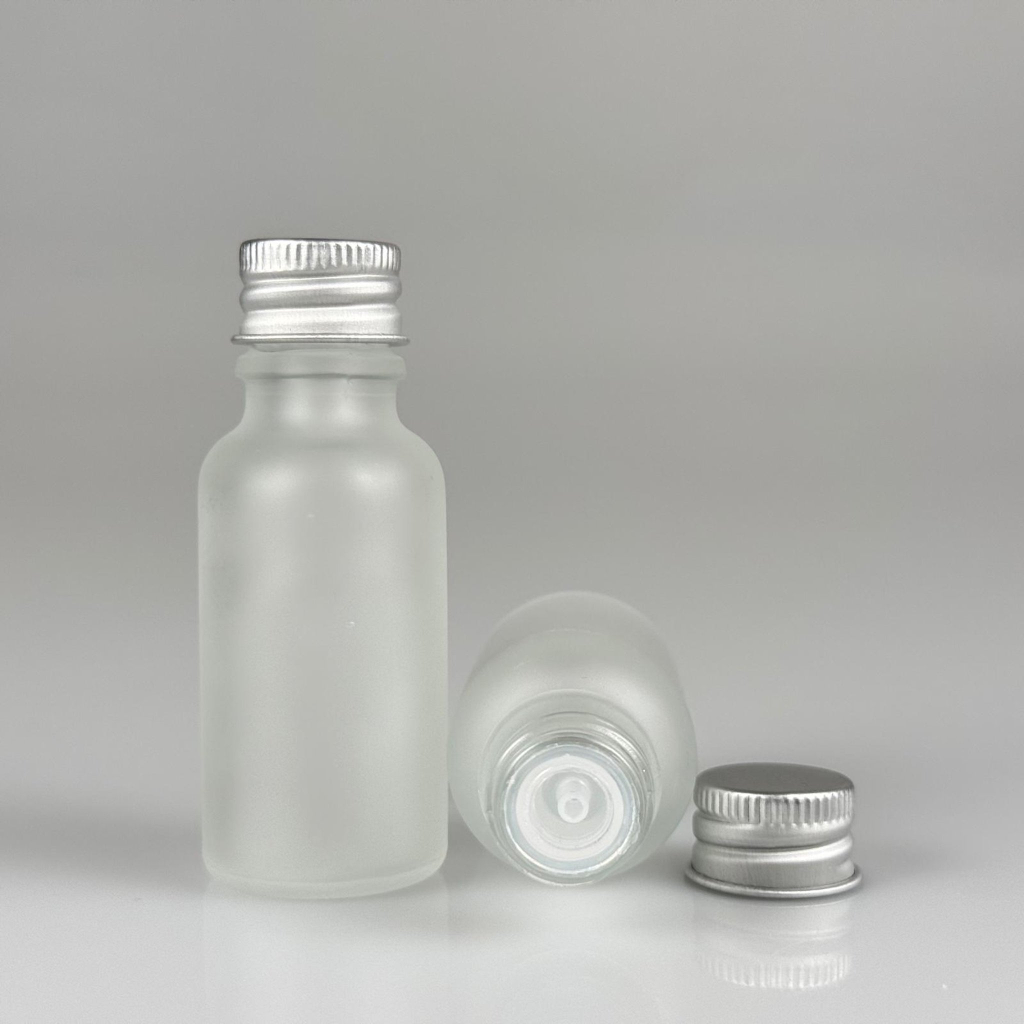 20 CC BUZLU CAM ŞİŞE + KÖPÜK CONTALI GÜMÜŞ ALÜMİNYUM METAL KAPAKLI + KOOLONYA TIPALI TAKIM - 20 ML BUZLU CAM ŞİŞE