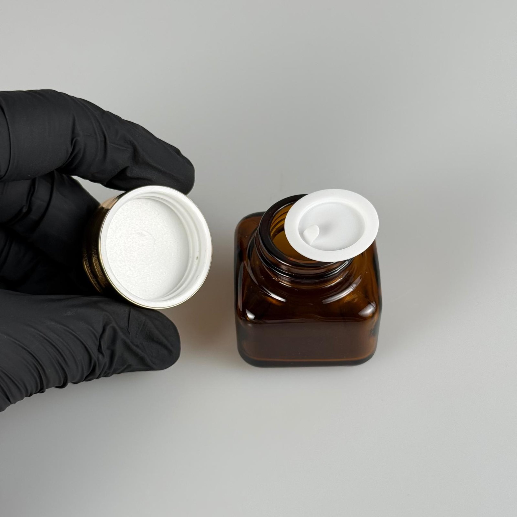 20 CC KARE AMBER CAM KAVANOZ + GOLD İŞLEMELİ KAPAK + CONTA - 20 ML KAHVERENGİ KARE KAVANOZ