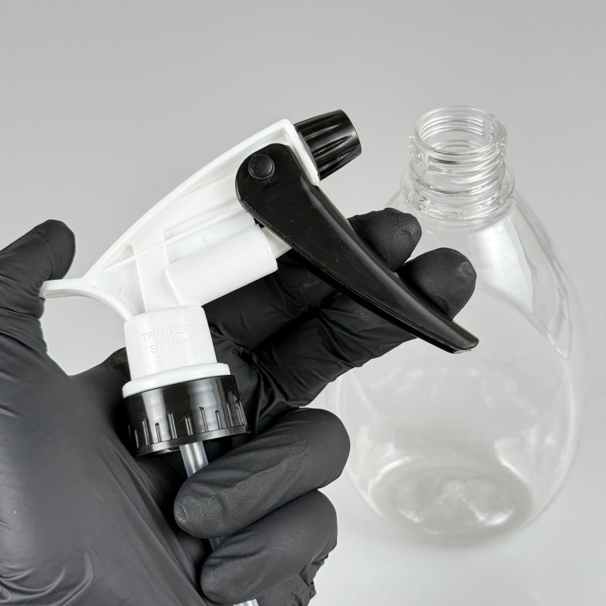 400 CC YASSI PET OTO BAKIM ŞİŞESİ - BÜYÜK SİYAH BEYAZ DOZAJLI KİMYASALA DAYANIKLI TRİGER TETİK SPREYLİ - 400 ML KİMYASALA DAYANIKLI PLASTİK ŞİŞE - 0,4 LT PET ŞİŞE - ŞEFFAF OTO TEMİZLİK ŞİŞESİ