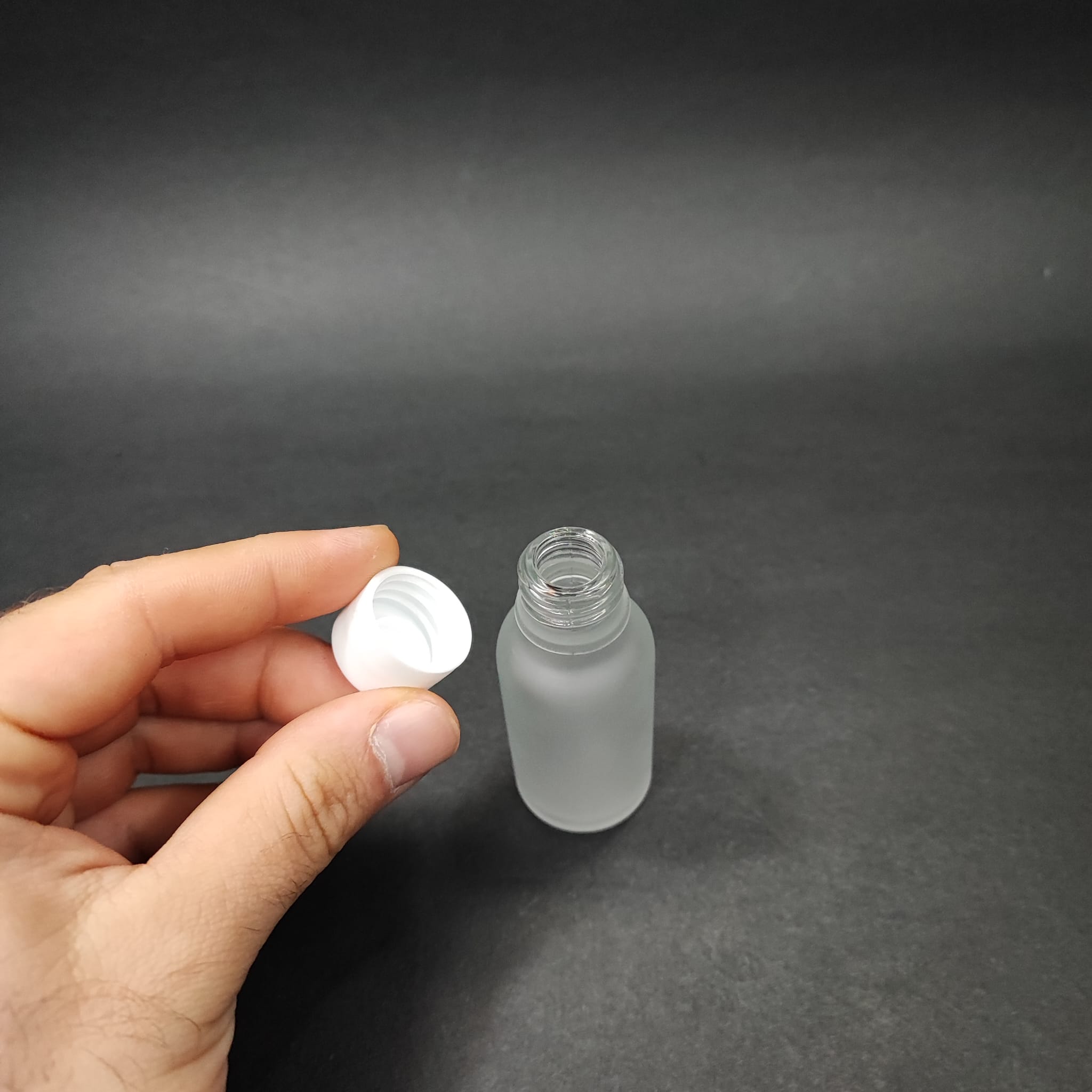 20 CC BUZLU CAM ŞİŞE + KENDİNDEN CONTALI SIZDIRMAZ BEYAZ KAPAK - 20 ML KAPAKLI CAM ŞİŞE