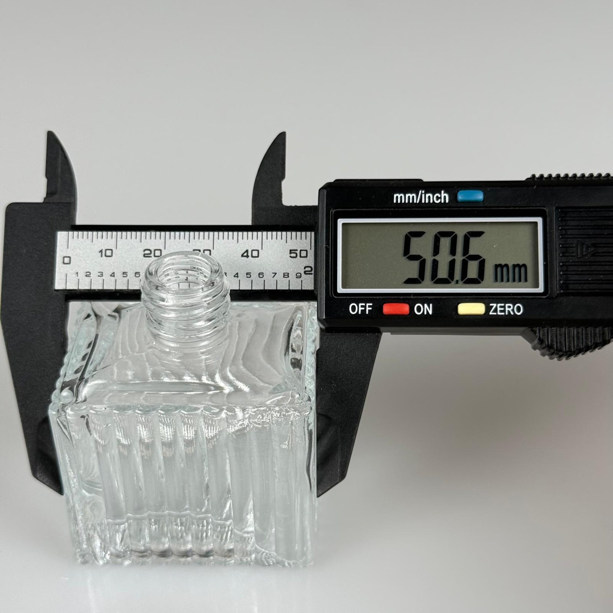 50 CC KÖŞELİ DESENLİ ÇİZGİLİ CAM ŞİŞE + GÜMÜŞ  ALÜMİNYUM METAL KAPAKLI TAKIM - 50 ML PRESTİJLİ ŞİŞE