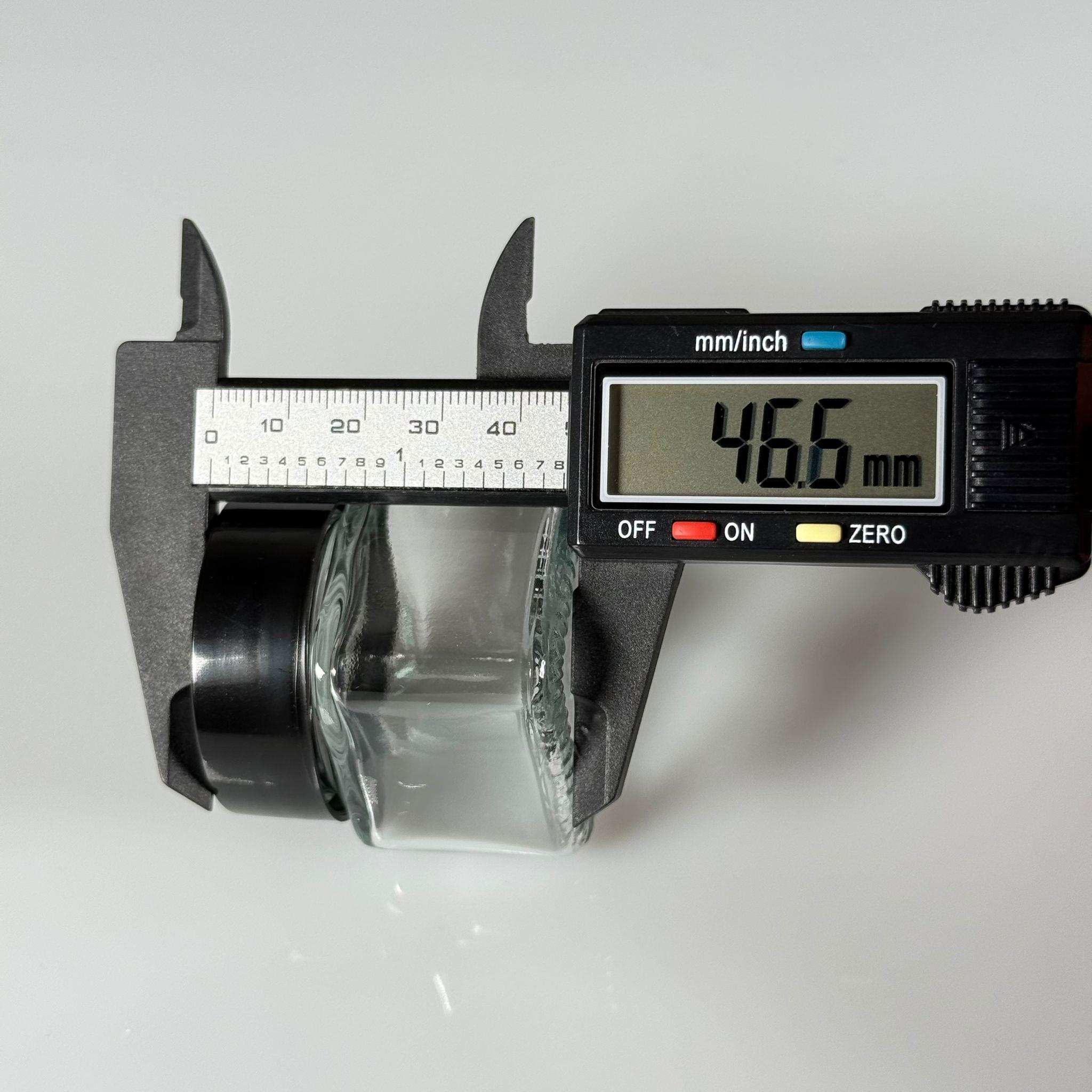 40 CC KARE CAM KAVANOZ - SİYAH PLASTİK DERİN ÜSTÜ KUMLAMA KAPAKLI + KENDİNDEN YAPIŞKANLI KÖPÜK CONTALI - 40 ML MİNİ KREM  CAM KAVANOZLARI