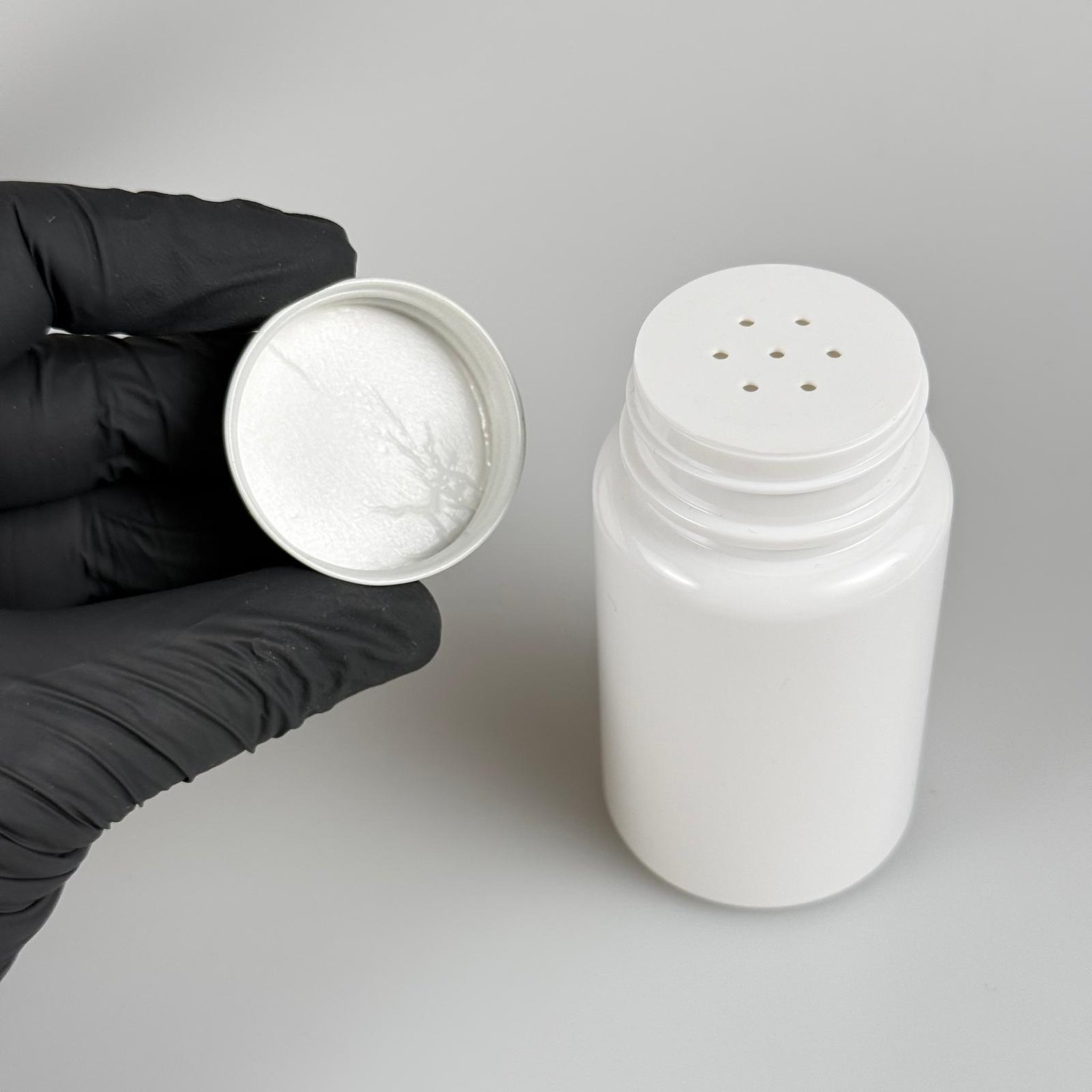 100 CC BEYAZ PET PUDRA ŞİŞESİ + KÖPÜK CONTALI SİYAH METAL KAPAKLI + PUDRA TIPALI TAKIM - 100 ML PUDRA KUTUSU, EKO TUZLUK