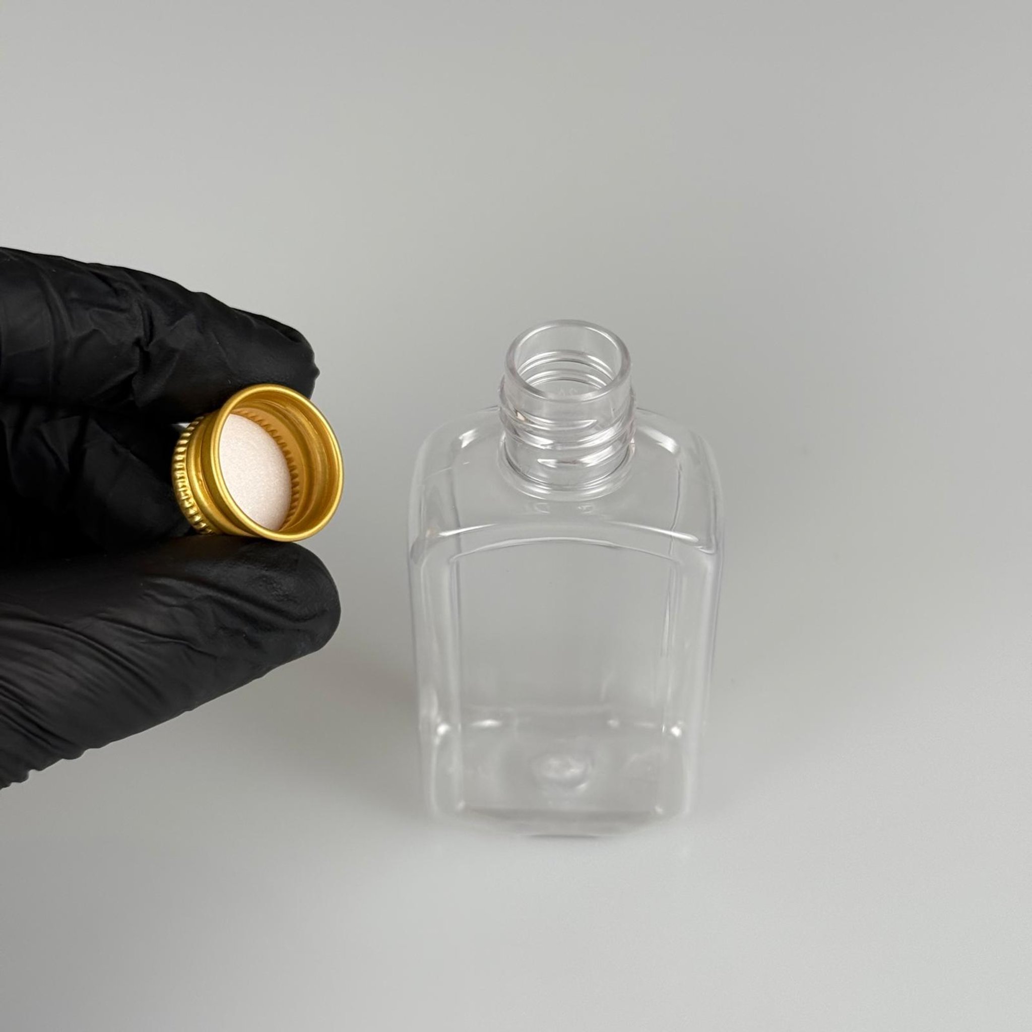 50 CC ŞEFFAF YASSI KÖŞELİ MODEL PET ŞİŞE + KÖPÜK CONTALI GOLD ALÜMİNYUM METAL KAPAKLI TAKIM - 50 ML PLASTİK ŞİŞE