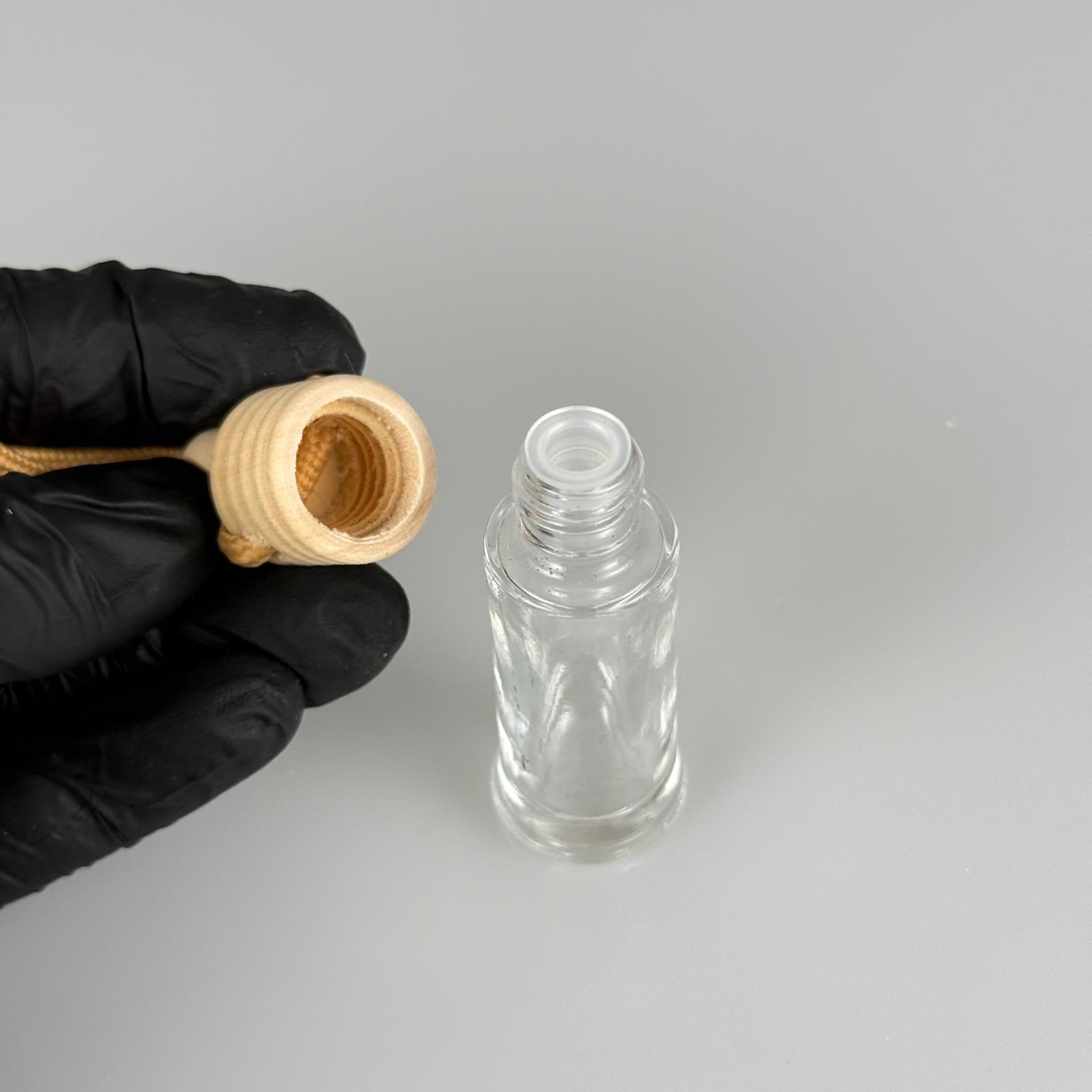 6 CC CAM OTO KOKUSU ŞİŞESİ AHŞAP KAPAKLI TIPALI TAKIM - 6 ML BOŞ OTO PARFÜM ŞİŞESİ
