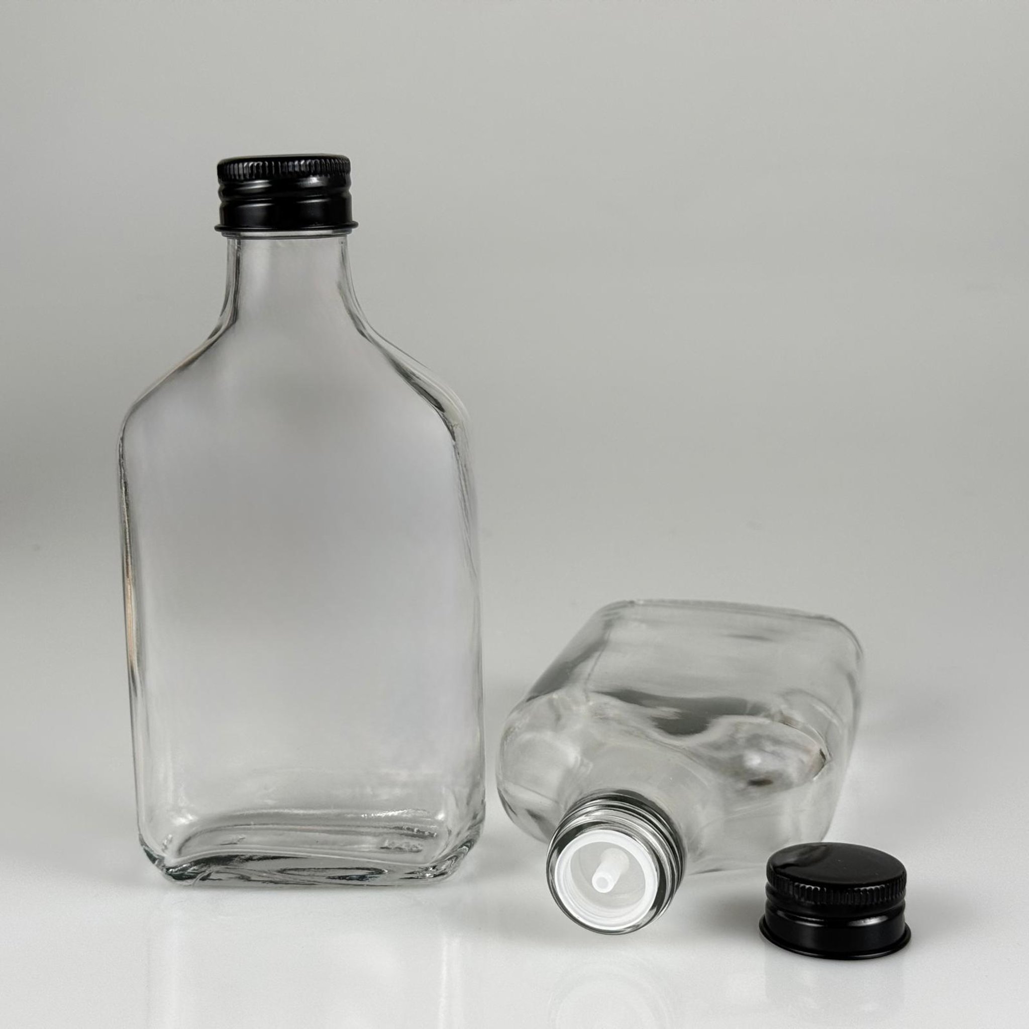 200 CC YASSI LÜX KOLONYA CAM ŞİŞE - SİYAH METAL ALÜMİNYUM KAPAKLI + KOLONYA TIPALI - 200 ML LÜKS METAL KAPAKLI CAM KOLONYA ŞİŞESİ