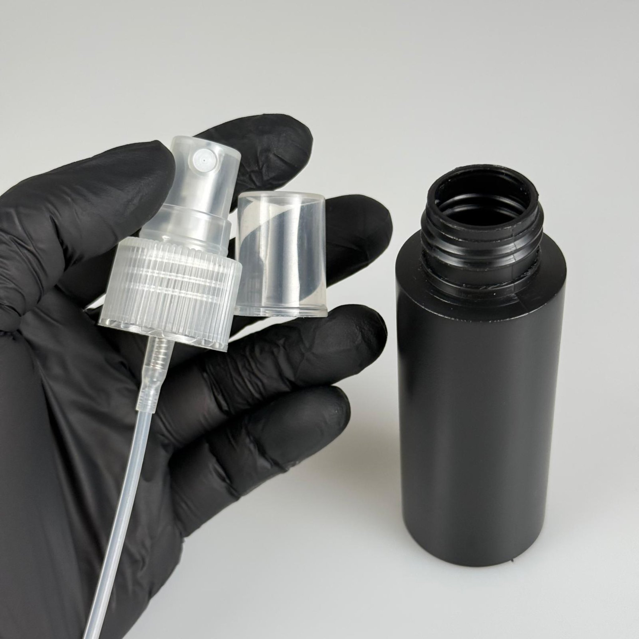 50 CC SPREYLİ SERT POLİETİLEN PLASTİK ŞİŞE - SİYAH - ŞEFFAF FISFISLI 50 ML ŞİŞE