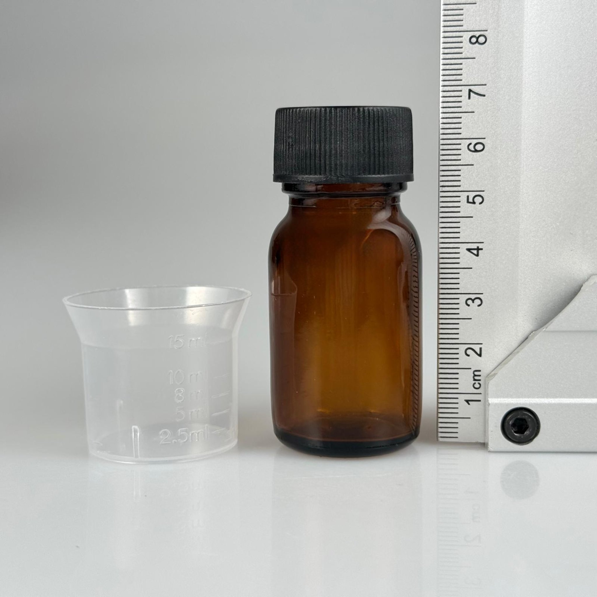 20 CC AMBER CAM ŞİŞE + SİYAH PLASTİK KAPAK + 15 ML ÖLÇEK TAKIM - 20 ML KAHVERENGİ BOŞ ŞURUP ŞİŞESİ (AĞIZ ÇAPI 25 MM) - 20 ML ECZA ŞİŞESİ