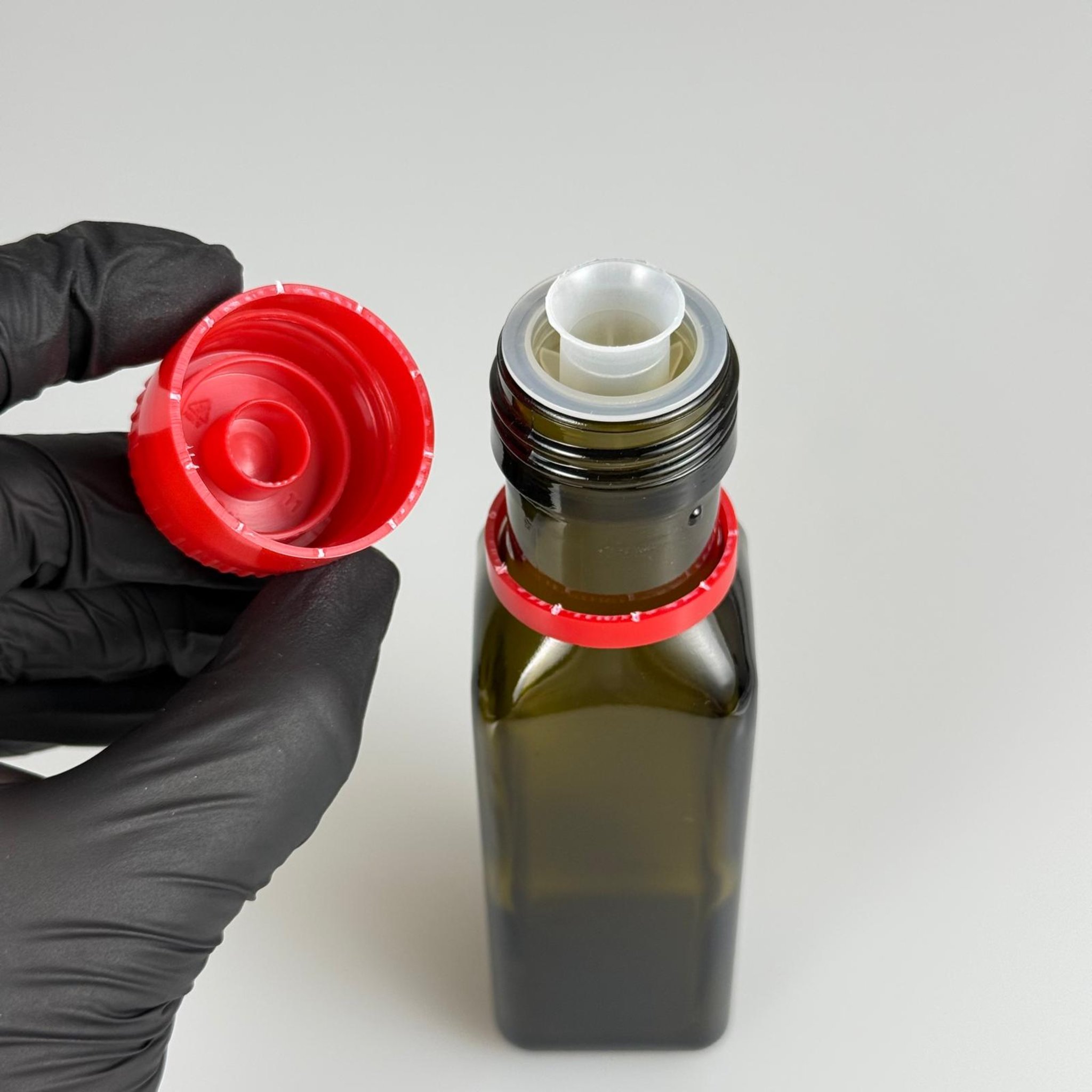 100 CC MARASKA CAM ŞİŞE KOYU YEŞİL (31 MM AĞIZ) - AKITICILI KIRMIZI KİLİTLİ KAPAKLI - 100 ML KÖŞELİ KARE MARASCA YAĞ VE SOS ŞİŞELERİ