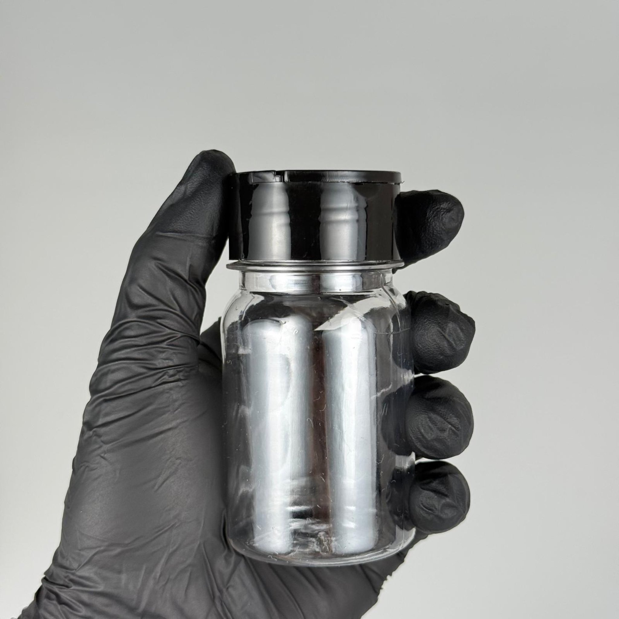 PLASTİK SİLİNDİR BAHARATLIK KAVANOZ - 100 ML PET BAHARAT, TOZ, PUDRA VB İÇİN PET ŞİŞE + SİYAH AÇILIR KAPANIR DELİKLİ KAPAKLI + KENDİNDEN YAPIŞKANLI KÖPÜK CONTALI TAKIM - 100 CC