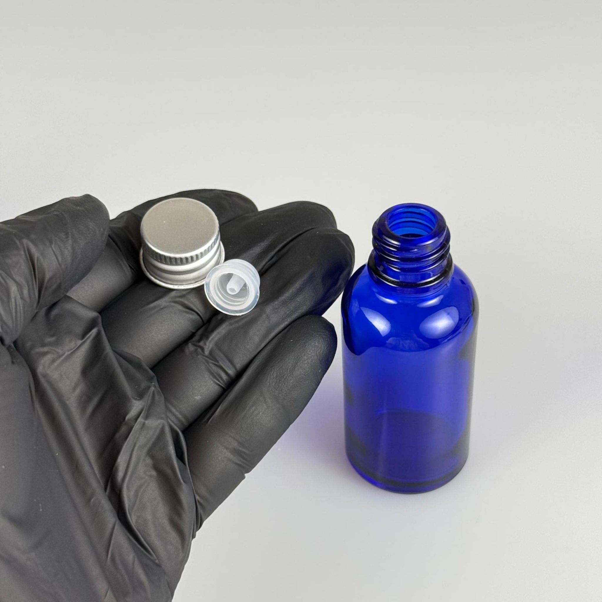 30 CC MAVİ CAM ŞİŞE + KÖPÜK CONTALI GÜMÜŞ ALÜMİNYUM METAL KAPAKLI + DAMLALIKLI KOLONYA TIPALI TAKIM - 30 ML MAVİ CAM ŞİŞE