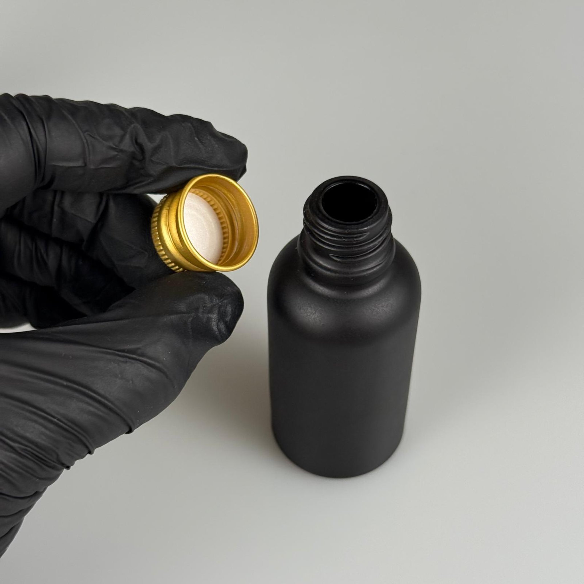 30 CC MAT SİYAH BOYALI CAM ŞİŞE - METAL GOLD CONTALI KAPAKLI - 30 ML CAM ŞİŞE - MAT SİYAH RENK