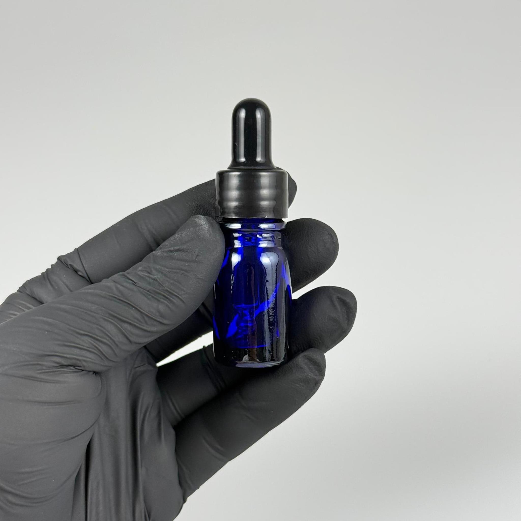 5 CC MAVİ CAM DAMLALIKLI ŞİŞE - SİYAH EMZİK - SİYAH DÜZ PLASTİK KAPAK - 5 ML MAVİ CAM DAMLALIKLI ŞİŞE